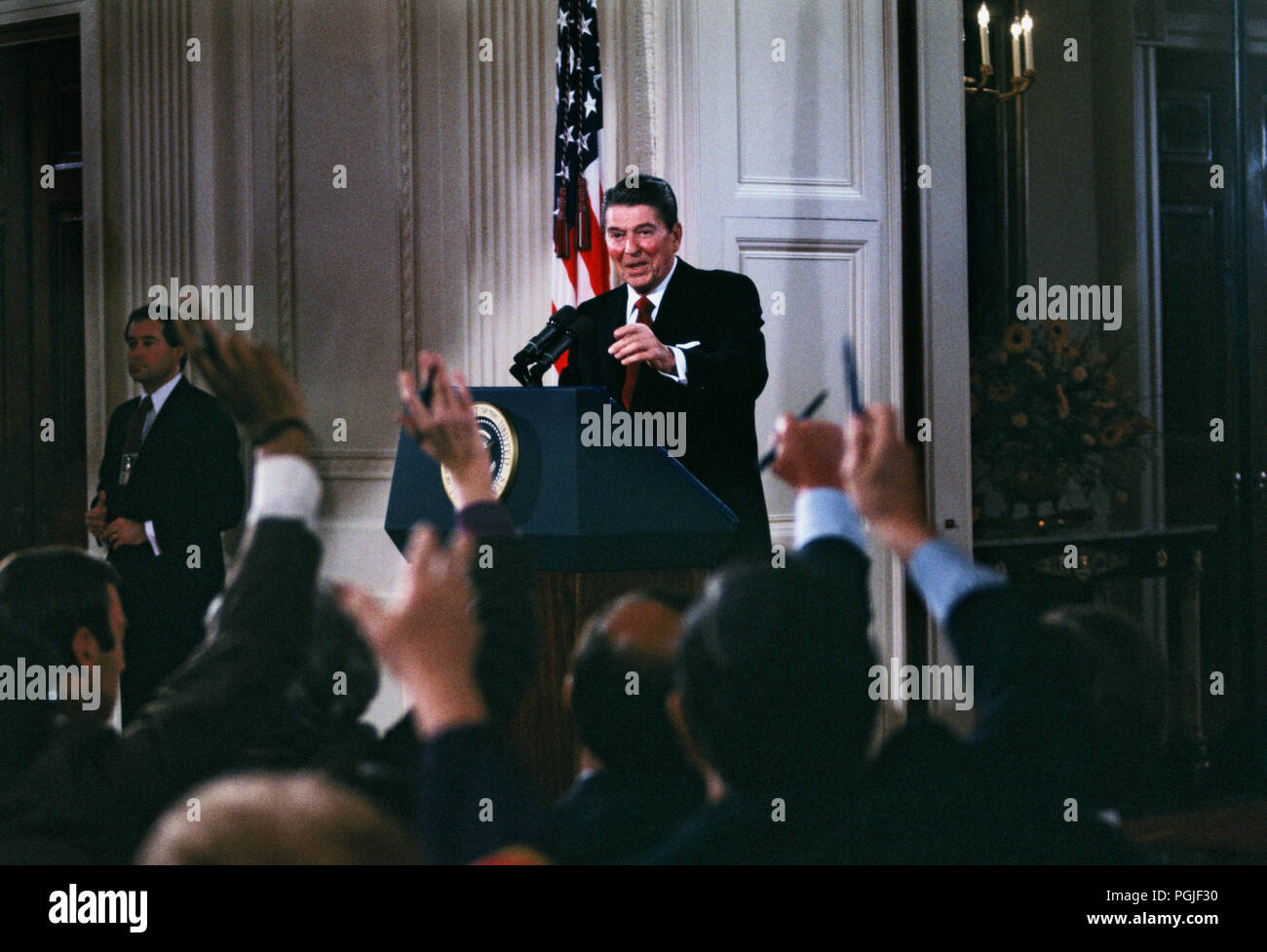 Washington, DC 1985/01/10. Ronald Reagan wählt ein Reporter für eine Frage bei einer Pressekonferenz im East Room des Weißen Hauses, Foto von Dennis Brack Stockfoto Washington, DC 1985/01/10. Ronald Reagan wählt ein Reporter für eine Frage bei einer Pressekonferenz im East Room des Weißen Hauses, Foto von Dennis Brack Stockfoto