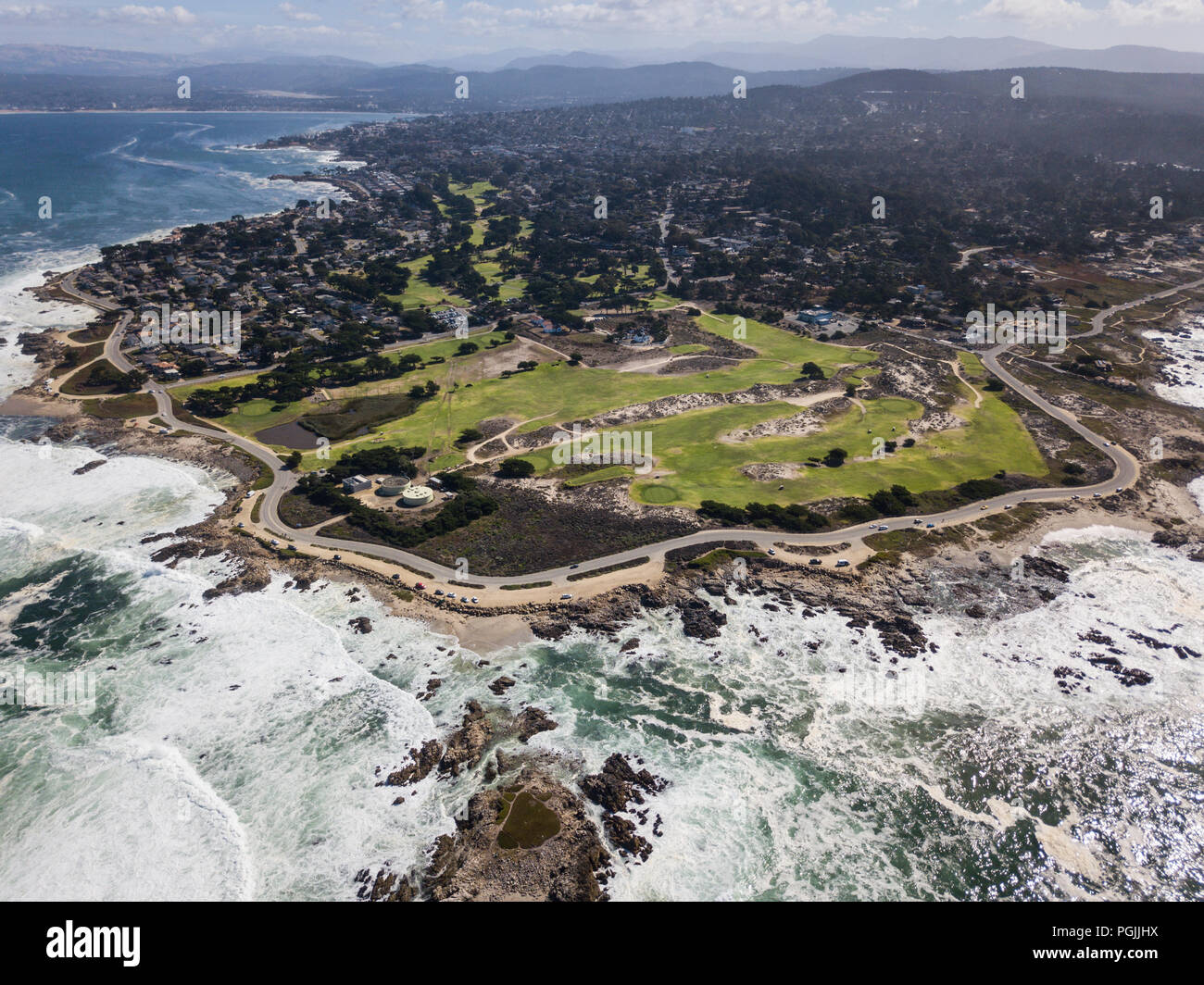 Das kalte Wasser des Pazifischen Ozeans Waschen gegen die felsigen Northern California Küstenlinie in Monterey südlich von San Francisco. Stockfoto