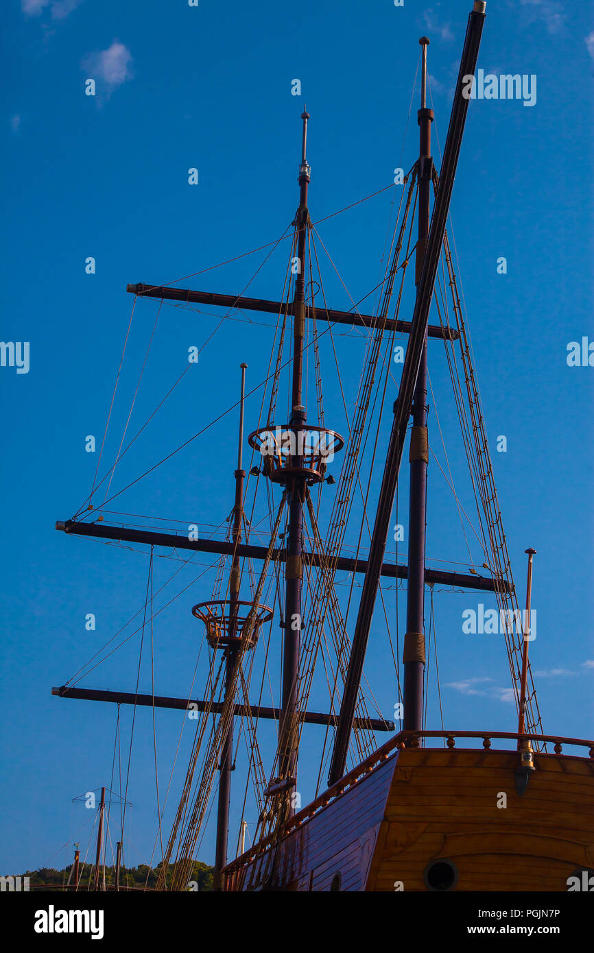 Unterseite Blick auf einem alten Segelschiff (moderne Kopie) Seile und das Zahnrad gegen den blauen Himmel Stockfoto