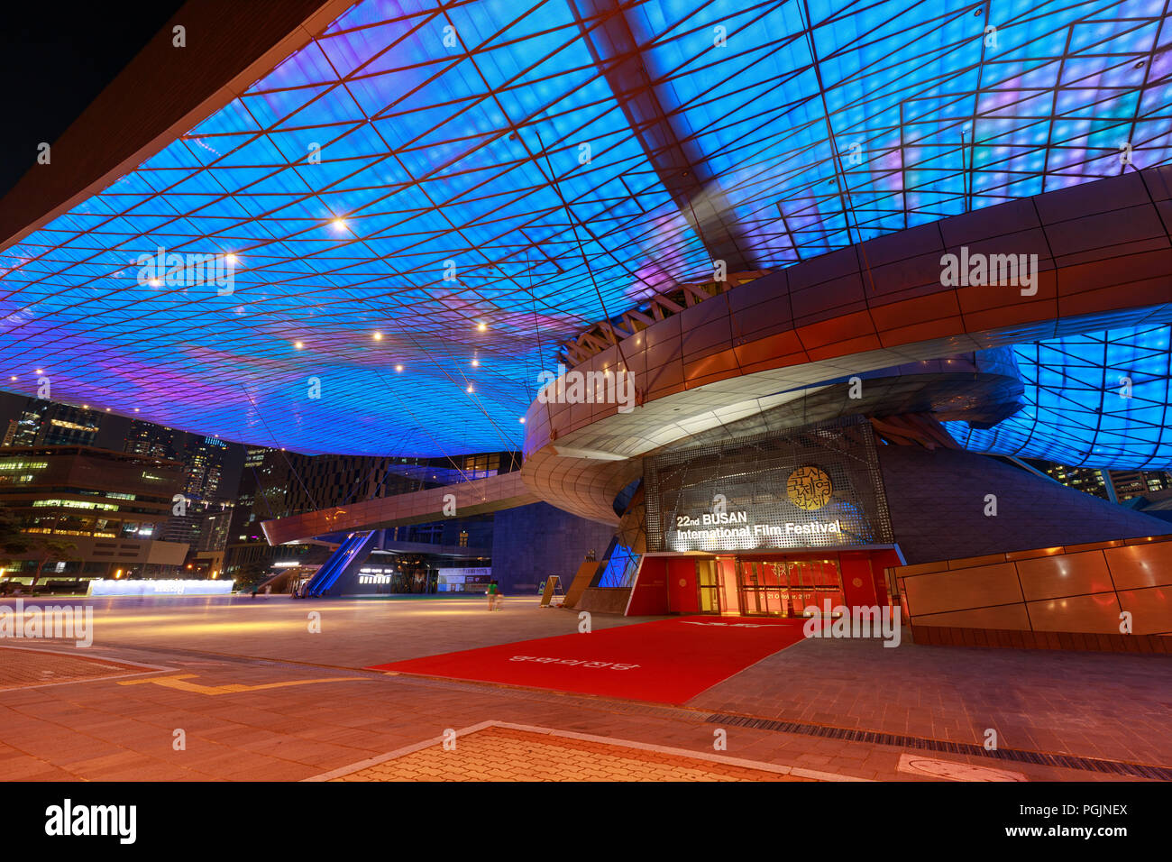 Busan, Südkorea - 20.August 2018: Dach voll mit LED-Leuchten gesehen von unten von außen das Busan Cinema Center (auch genannt "ureraum") in Busa und Stockfoto