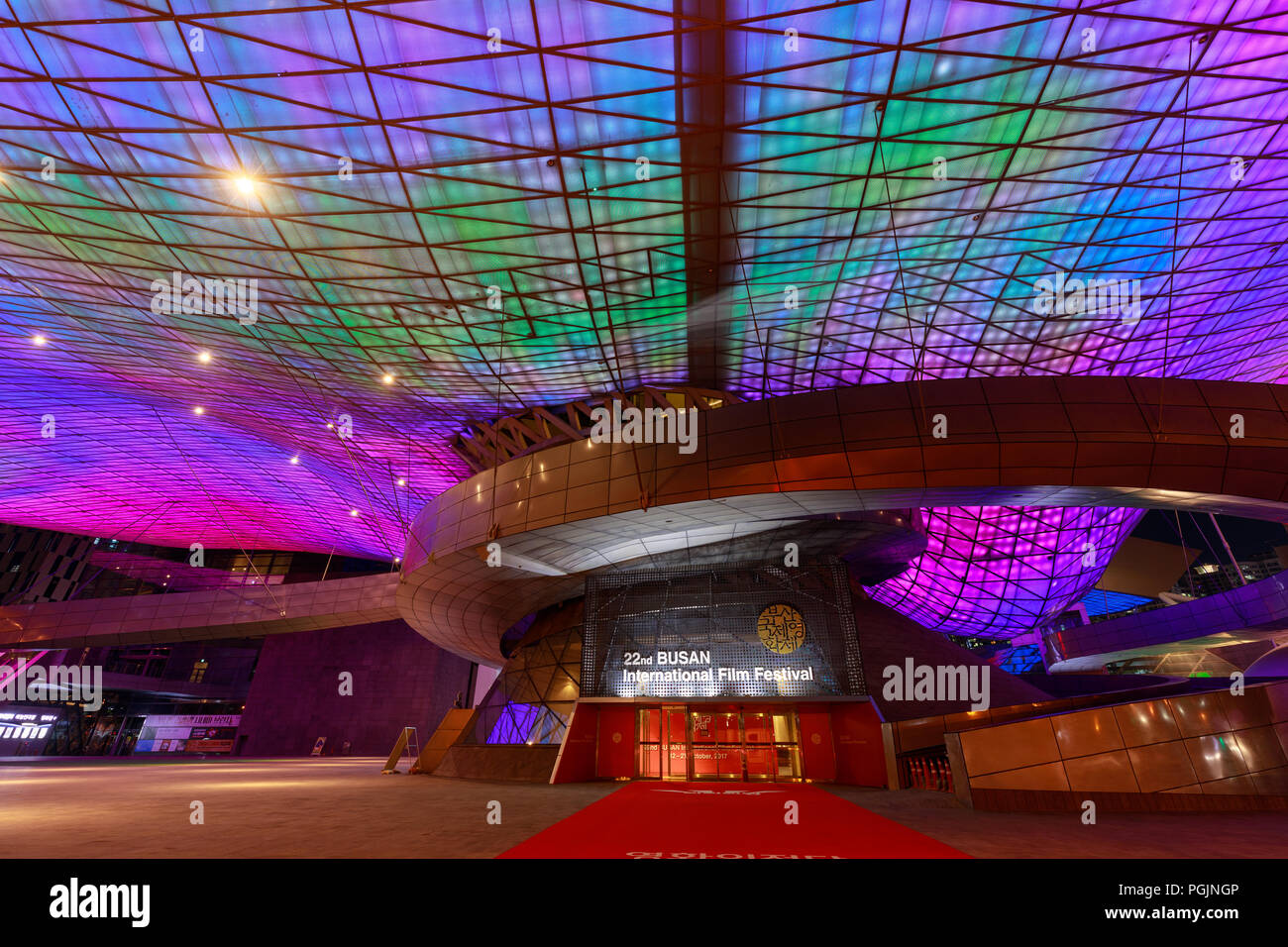 Busan, Südkorea - 20.August 2018: Dach voll mit LED-Leuchten gesehen von unten von außen das Busan Cinema Center (auch genannt "ureraum") in Busa und Stockfoto