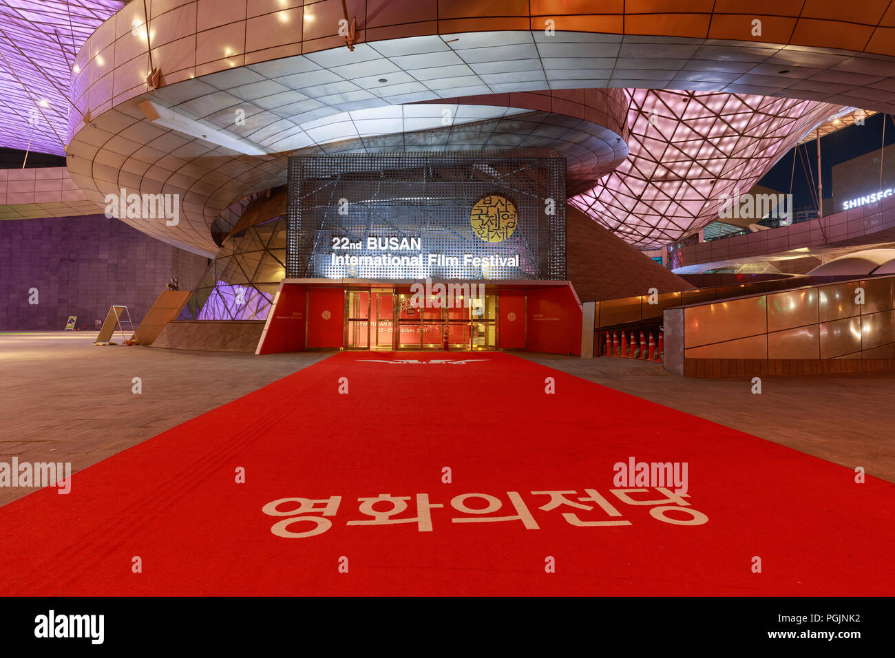 Busan, Südkorea - 20.August 2018: Dach voll mit LED-Leuchten gesehen von unten von außen das Busan Cinema Center (auch genannt "ureraum") in Busa und Stockfoto