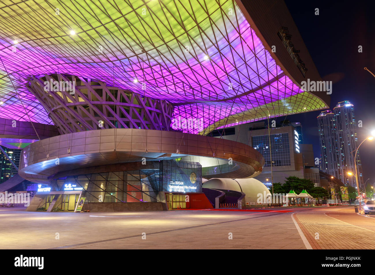 Busan, Südkorea - 20.August 2018: Dach voll mit LED-Leuchten gesehen von unten von außen das Busan Cinema Center (auch genannt "ureraum") in Busa und Stockfoto