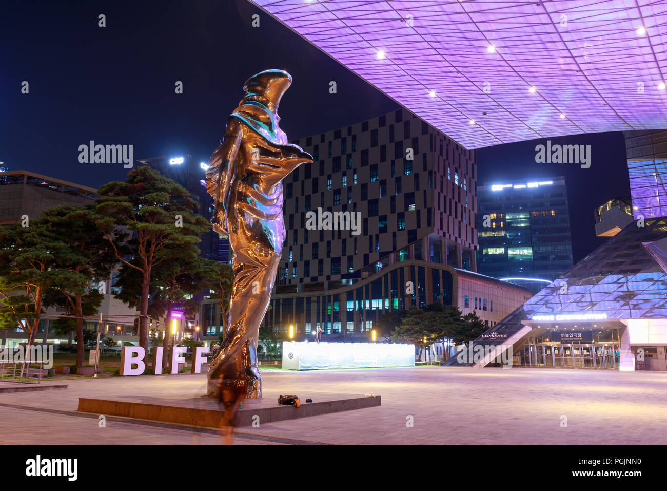 Busan, Südkorea - 20.August 2018: Dach voll mit LED-Leuchten gesehen von unten von außen das Busan Cinema Center (auch genannt "ureraum") in Busa und Stockfoto