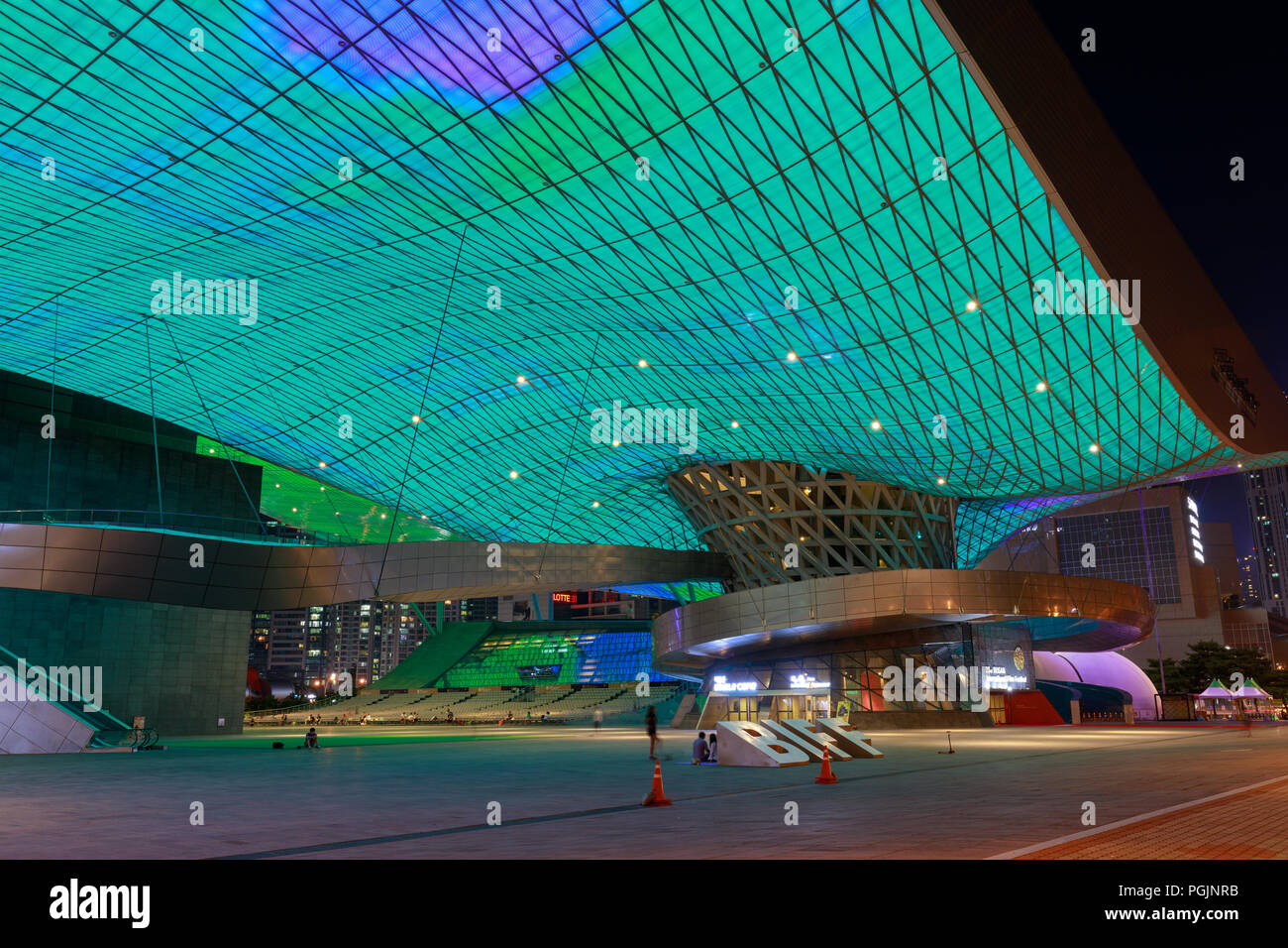 Busan, Südkorea - 20.August 2018: Dach voll mit LED-Leuchten gesehen von unten von außen das Busan Cinema Center (auch genannt "ureraum") in Busa und Stockfoto