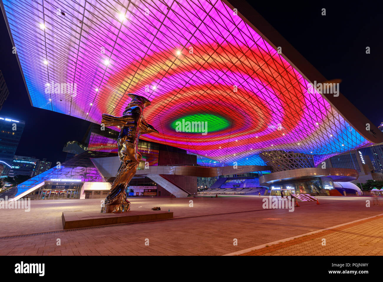 Busan, Südkorea - 20.August 2018: Dach voll mit LED-Leuchten gesehen von unten von außen das Busan Cinema Center (auch genannt "ureraum") in Busa und Stockfoto