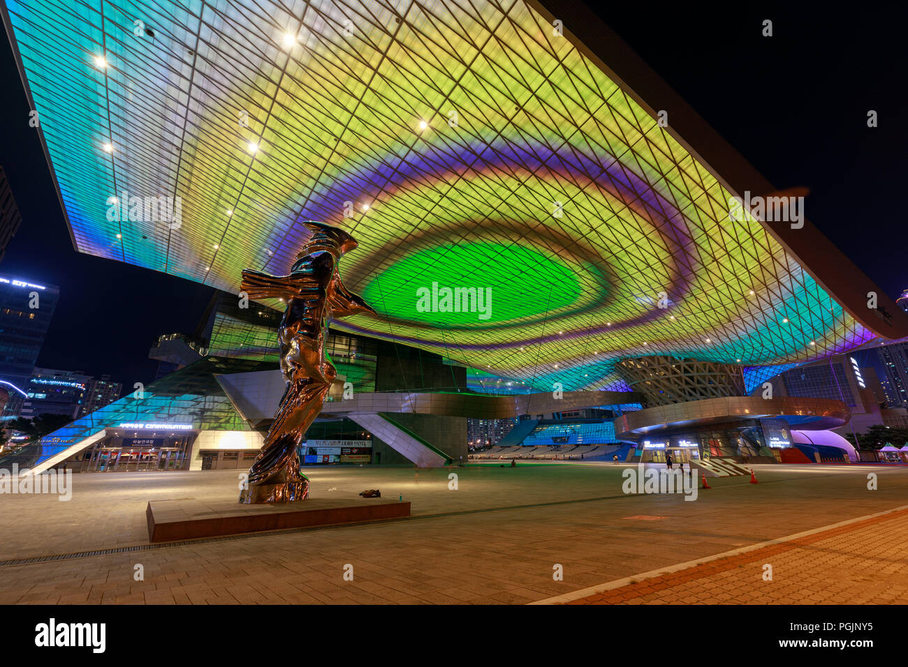 Busan, Südkorea - 20.August 2018: Dach voll mit LED-Leuchten gesehen von unten von außen das Busan Cinema Center (auch genannt "ureraum") in Busa und Stockfoto
