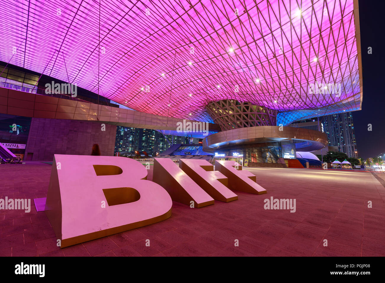 Busan, Südkorea - 20.August 2018: Dach voll mit LED-Leuchten gesehen von unten von außen das Busan Cinema Center (auch genannt "ureraum") in Busa und Stockfoto