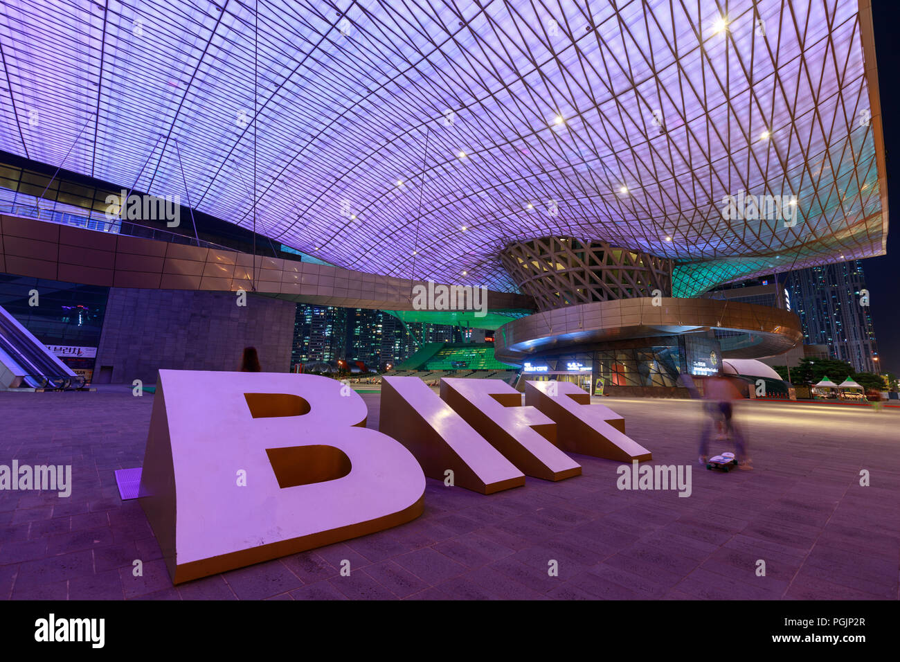 Busan, Südkorea - 20.August 2018: Dach voll mit LED-Leuchten gesehen von unten von außen das Busan Cinema Center (auch genannt "ureraum") in Busa und Stockfoto