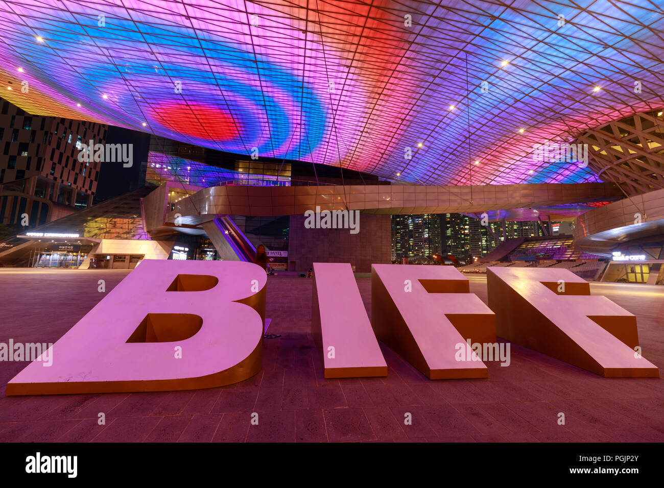 Busan, Südkorea - 20.August 2018: Dach voll mit LED-Leuchten gesehen von unten von außen das Busan Cinema Center (auch genannt "ureraum") in Busa und Stockfoto