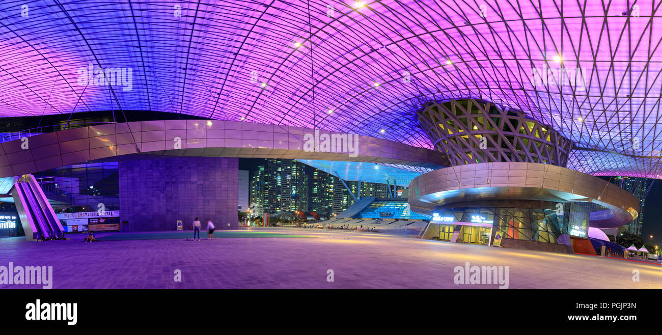 Busan, Südkorea - 20.August 2018: Dach voll mit LED-Leuchten gesehen von unten von außen das Busan Cinema Center (auch genannt "ureraum") in Busa und Stockfoto