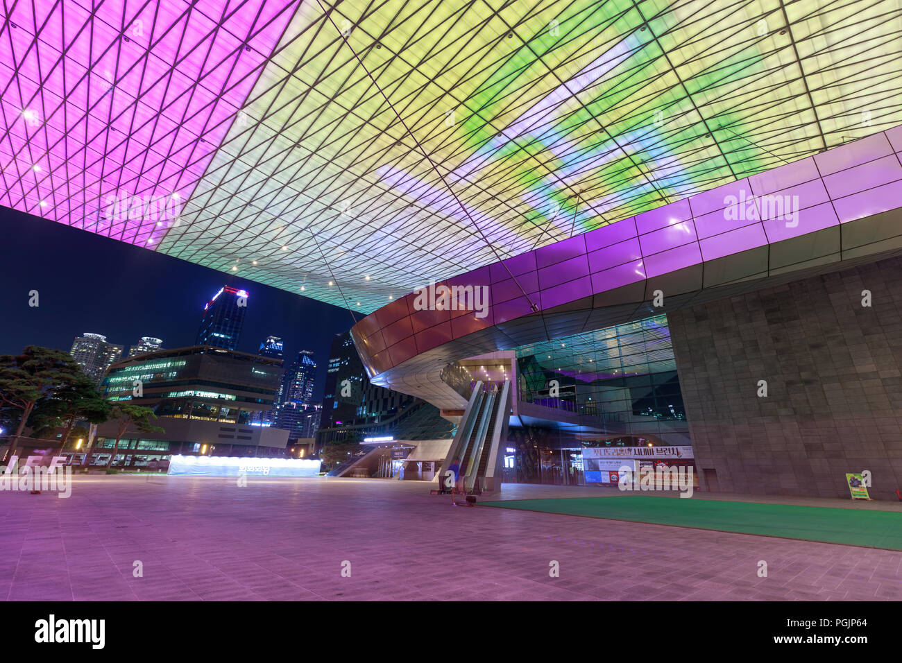 Busan, Südkorea - 20.August 2018: Dach voll mit LED-Leuchten gesehen von unten von außen das Busan Cinema Center (auch genannt "ureraum") in Busa und Stockfoto