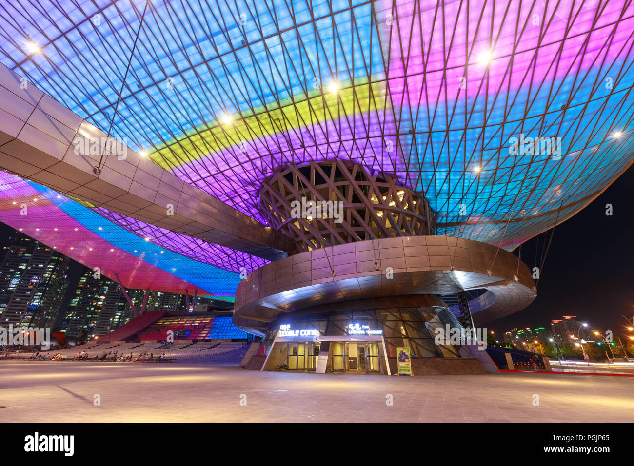 Busan, Südkorea - 20.August 2018: Dach voll mit LED-Leuchten gesehen von unten von außen das Busan Cinema Center (auch genannt "ureraum") in Busa und Stockfoto