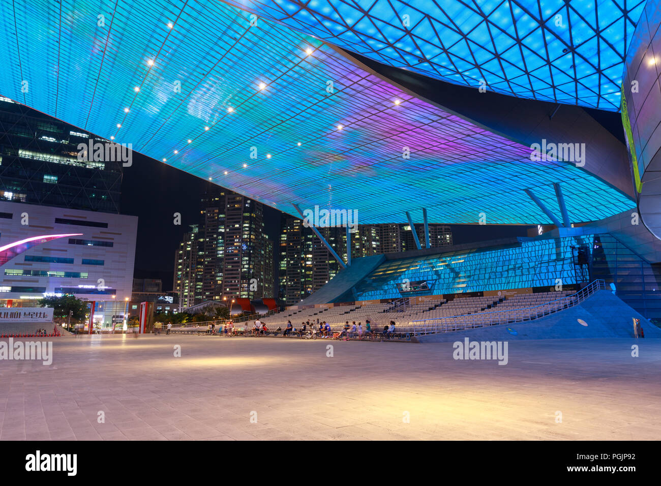Busan, Südkorea - 20.August 2018: Dach voll mit LED-Leuchten gesehen von unten von außen das Busan Cinema Center (auch genannt "ureraum") in Busa und Stockfoto