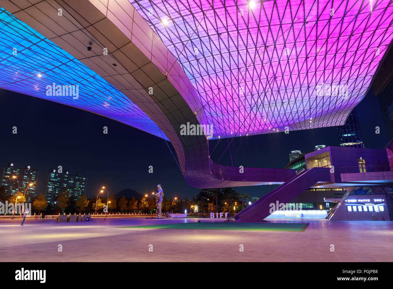 Busan, Südkorea - 20.August 2018: Dach voll mit LED-Leuchten gesehen von unten von außen das Busan Cinema Center (auch genannt "ureraum") in Busa und Stockfoto