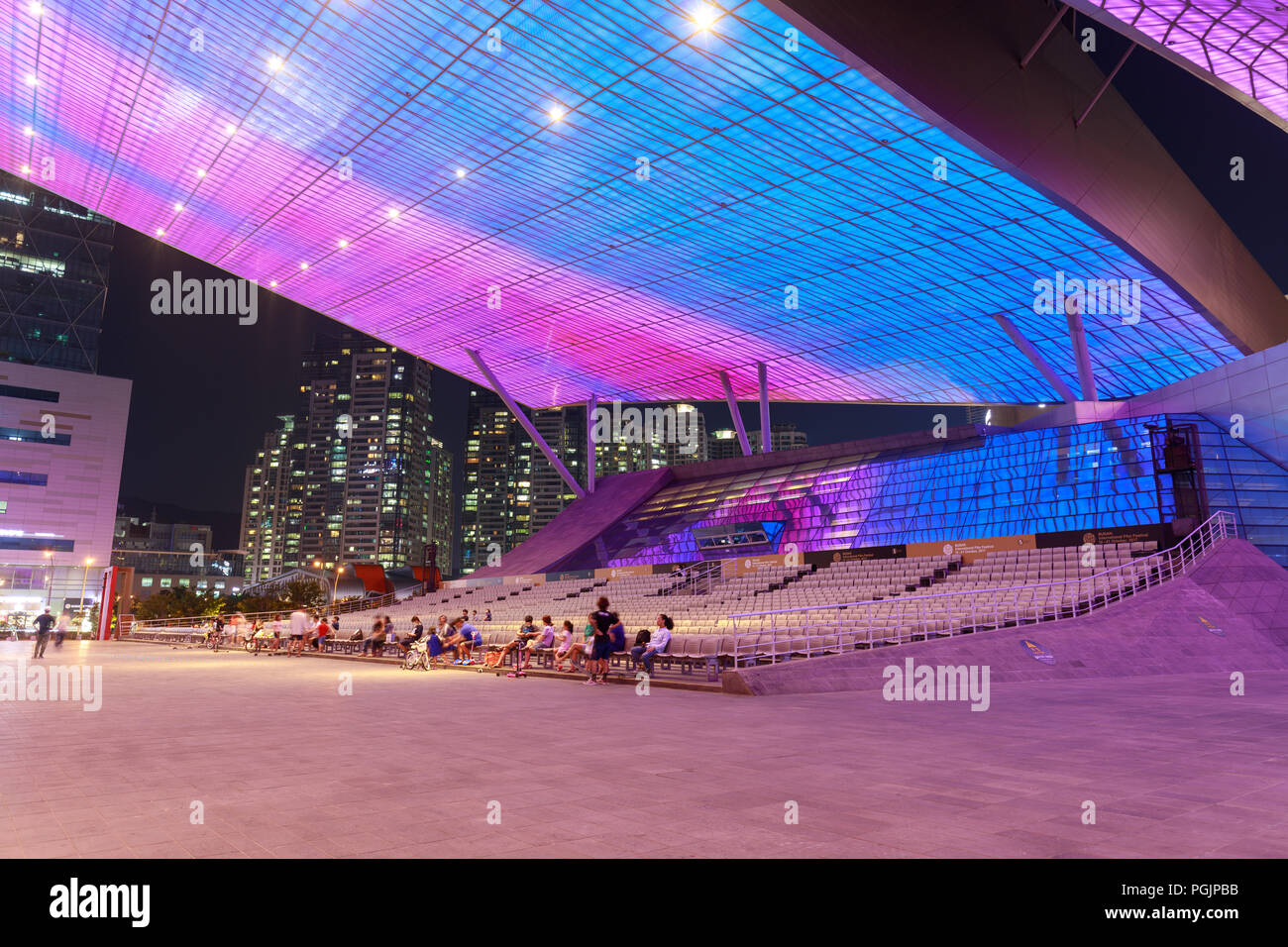 Busan, Südkorea - 20.August 2018: Dach voll mit LED-Leuchten gesehen von unten von außen das Busan Cinema Center (auch genannt "ureraum") in Busa und Stockfoto