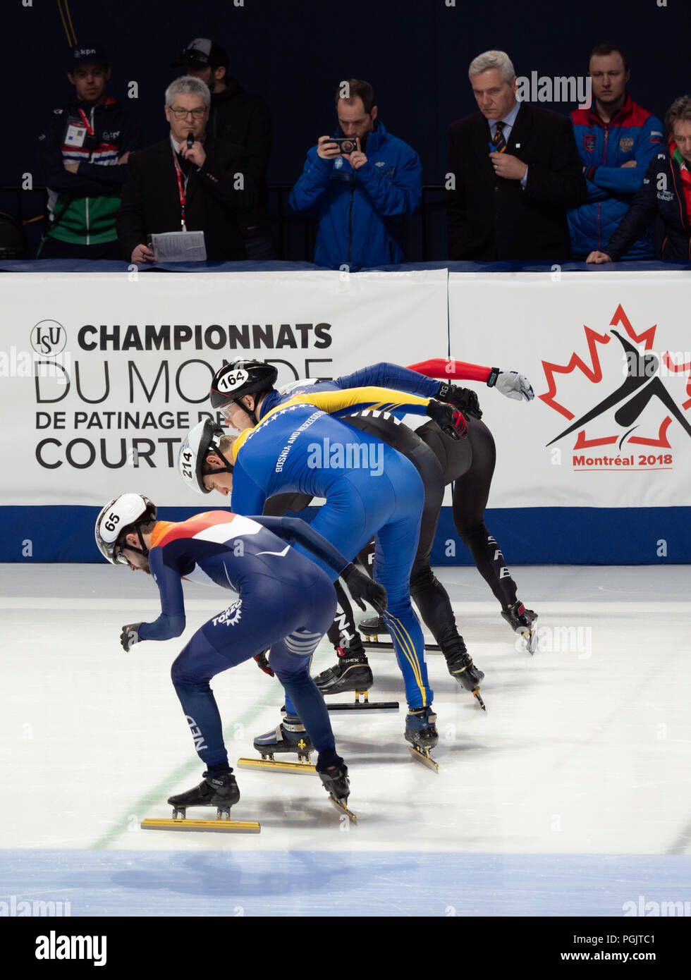 Vier weibliche Short Track Speed Skater aus den Niederlanden, Bosnien und Herzegowina, Neuseeland und Serbien geduckt an der Start in einem Rennen in Montrea Stockfoto