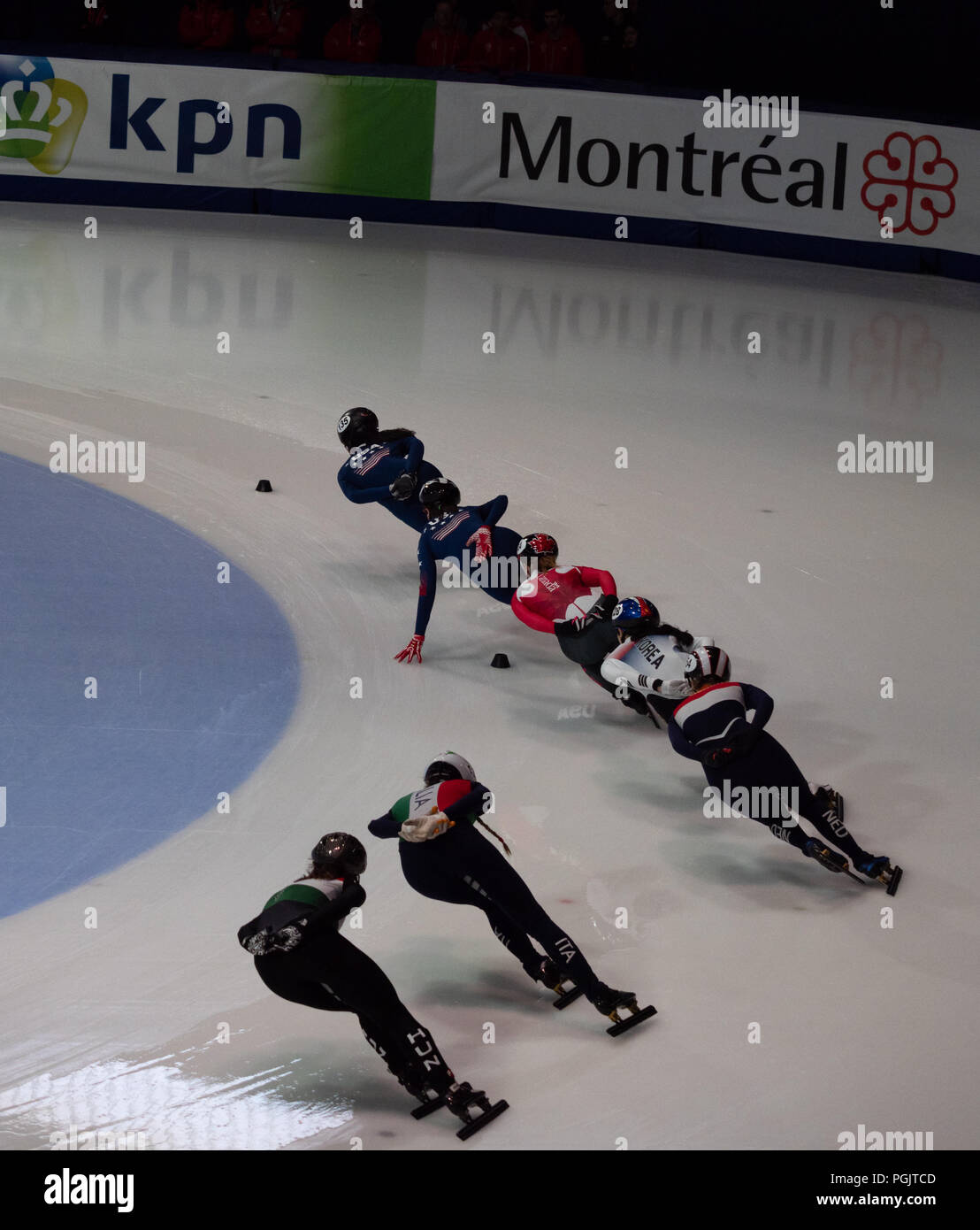 Sieben weibliche Short Track Speed Skater Rundung eine Ecke mit zwei Amerikaner, die das Rennen in Montreal's ISU World Cup am 17. März 2018. Stockfoto