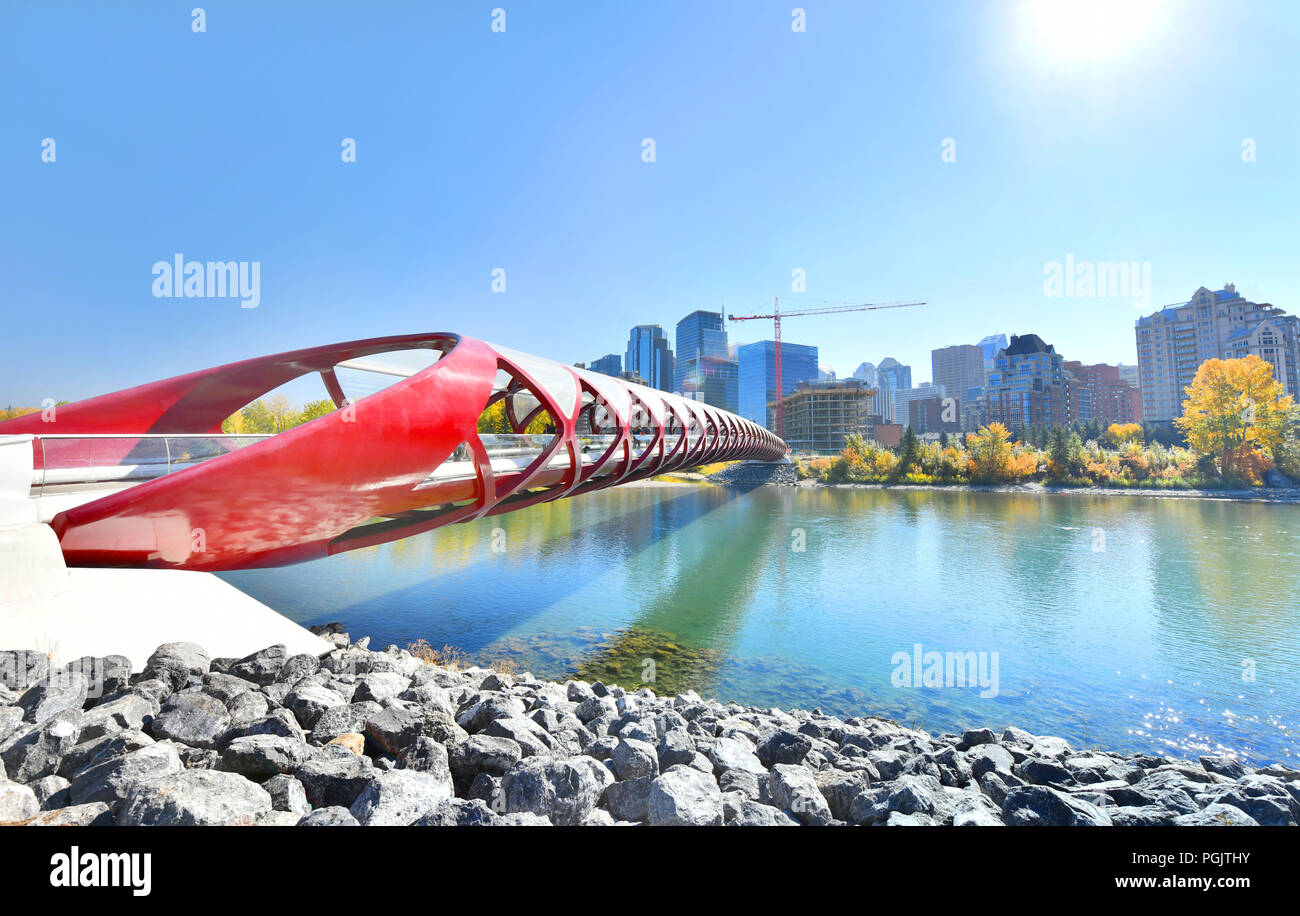 Nachmittag Foto des Calgary Peace Bridge mit Bow River und ein Teil der Downtown Calgary Stockfoto