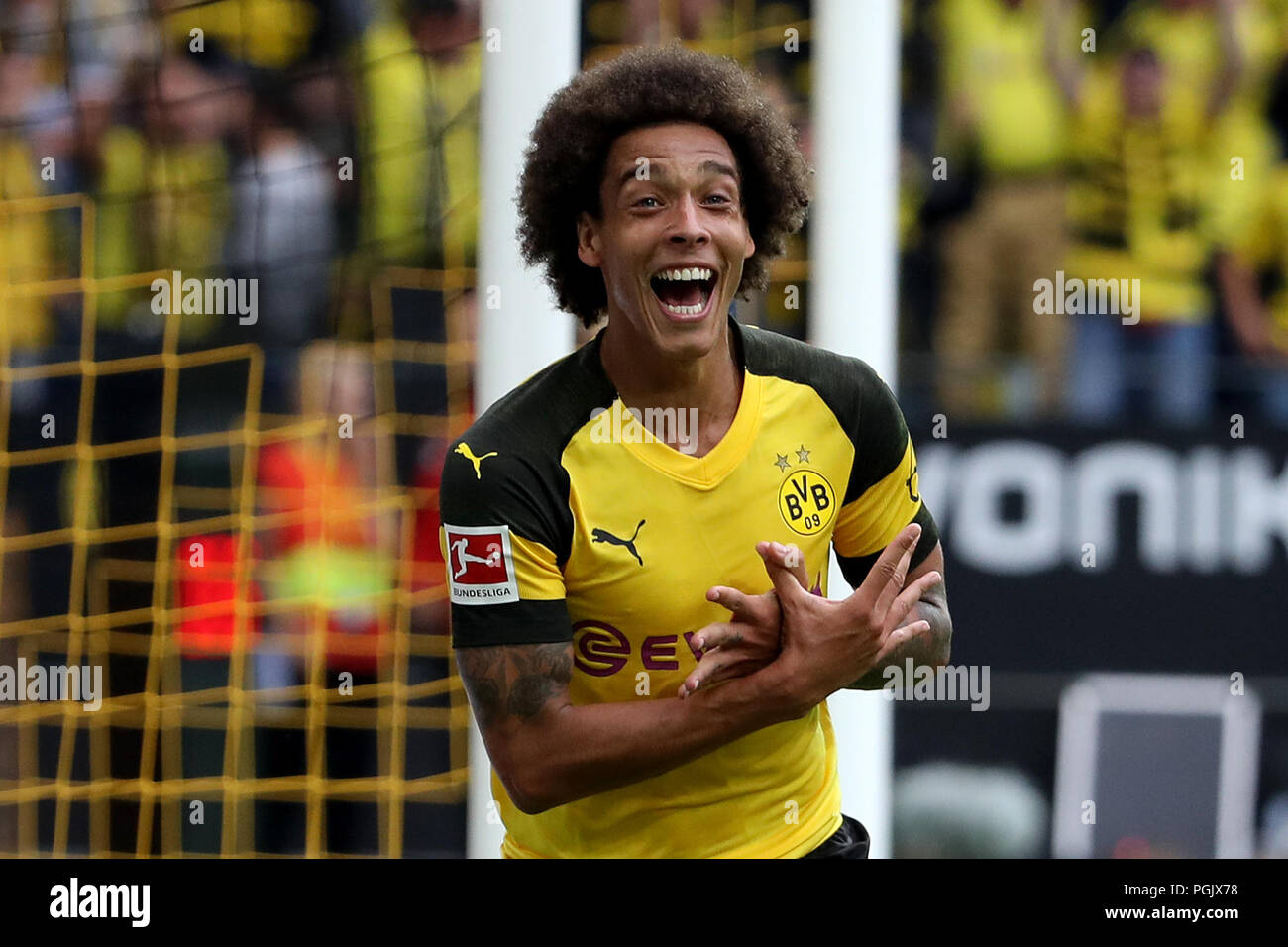 Dortmund, Deutschland. 26 Aug, 2018. Axel Witsel Dortmund feiert nach zählen während dem Bundesligaspiel zwischen Borussia Dortmund und RB Leipzig am Signal Iduna Park, Dortmund, Deutschland, am 12.08.26., 2018. Dortmund gewann 4-1. Quelle: Joachim Bywaletz/Xinhua/Alamy leben Nachrichten Stockfoto