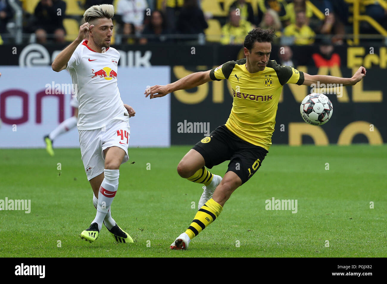 Dortmund, Deutschland. 26 Aug, 2018. Kevin Kampl (L) von Leipzig und Thomas Delaney Dortmund Kampf um den Ball während dem Bundesligaspiel zwischen Borussia Dortmund und RB Leipzig am Signal Iduna Park, Dortmund, Deutschland, am 12.08.26., 2018. Dortmund gewann 4-1. Quelle: Joachim Bywaletz/Xinhua/Alamy leben Nachrichten Stockfoto