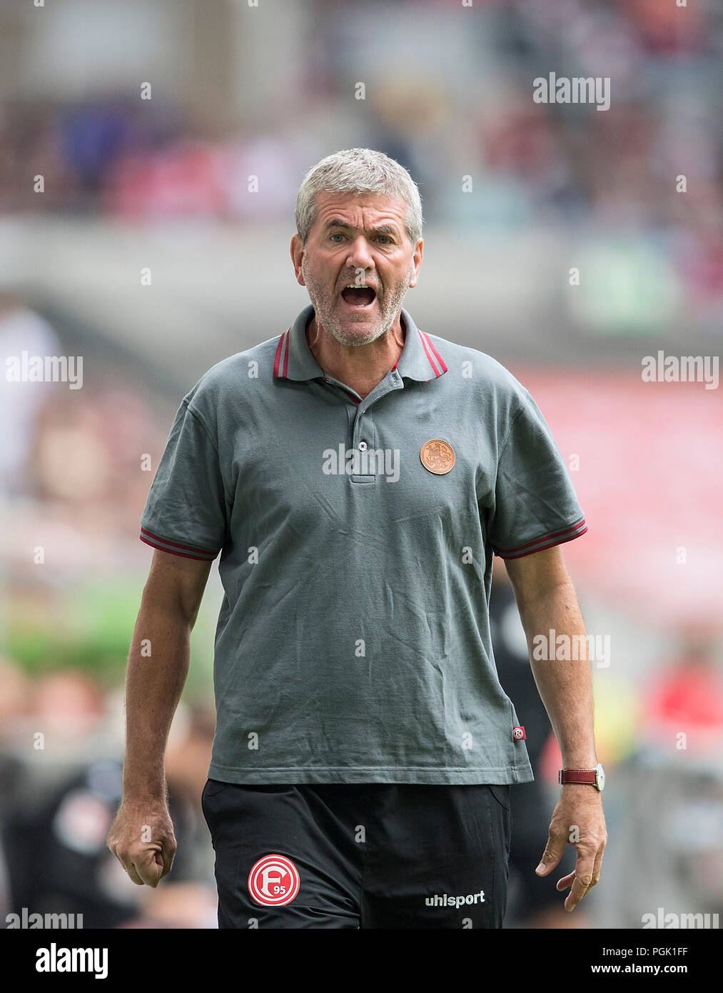 Trainer Friedhelm FUNKEL (D) und weinten. Fussball 1. Fussballbundesliga, 1. Spieltag Fortuna Düsseldorf (D) - FC Augsburg (A), am 25/08/in Düsseldorf/Deutschland 2018. ##DFL-Bestimmungen verbieten die Verwendung von Fotografien als Bildsequenzen und/oder quasi-Video## | Verwendung weltweit Stockfoto