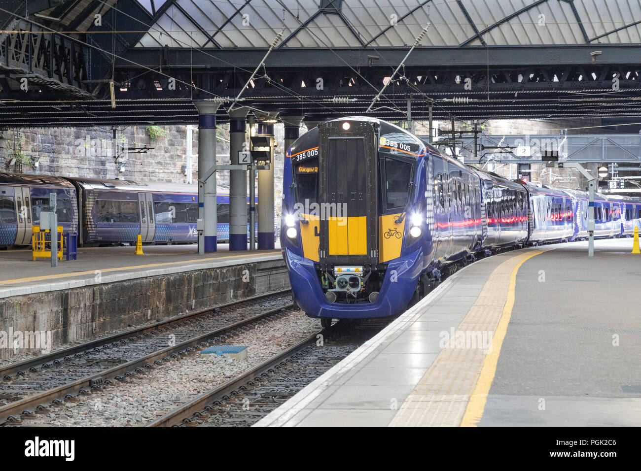 Glasgow Queen Street Station, Glasgow, Vereinigtes Königreich, Montag, 27. August 2018. Scotrail haben den zweiten Satz der neuen Hitachi Klasse 385 Züge auf der Linie zwischen Glasgow und Edinburgh laufen eingeführt. Neue Züge auch in den kommenden Monaten eingeführt werden. Heute sah 385103 und 385005 eingeben Service für das erste Mal. Die neue Klasse 385 Züge werden helfen, schneller die Fahrzeit zwischen den beiden Städten liefern und mit zusätzlichen Kapazitäten für die Personenbeförderung. © Garry Cornes/Alamy leben Nachrichten Stockfoto