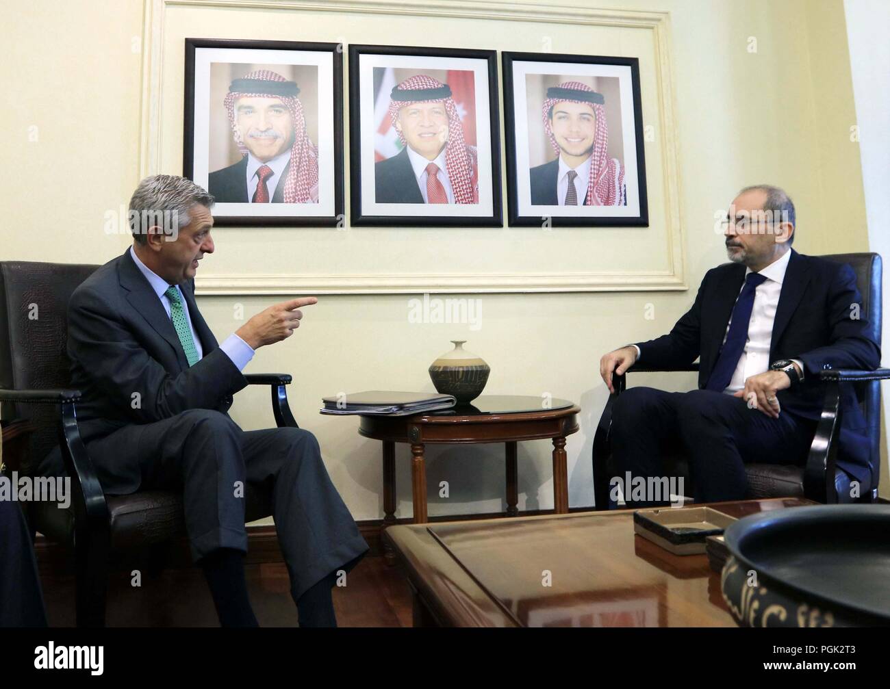 Amman, Jordanien. 27 Aug, 2018. Jordanische Außenminister Ayman Safadi (R) trifft mit Hoher Kommissar der Vereinten Nationen für Flüchtlinge Filippo Grandi in Amman, Jordanien, am 12.08.27., 2018. Credit: Mohammad Abu Ghosh/Xinhua/Alamy leben Nachrichten Stockfoto