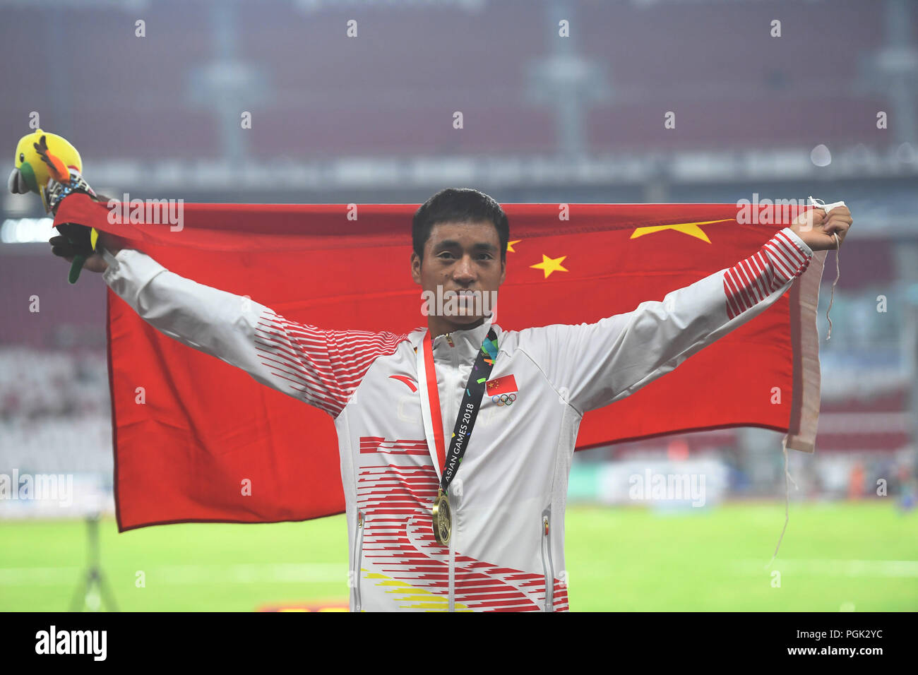 (180827) -- JAKARTA, 27.08.2007 2018 (Xinhua) - Bronze medaillenträger Zhao Changhong von China nimmt an der Verleihung der Männer 10000 m-Finale von Athletik an den Asian Games 2018 in Jakarta, Indonesien am 12.08.27., 2018. (Xinhua / Yue Yuewei) Stockfoto