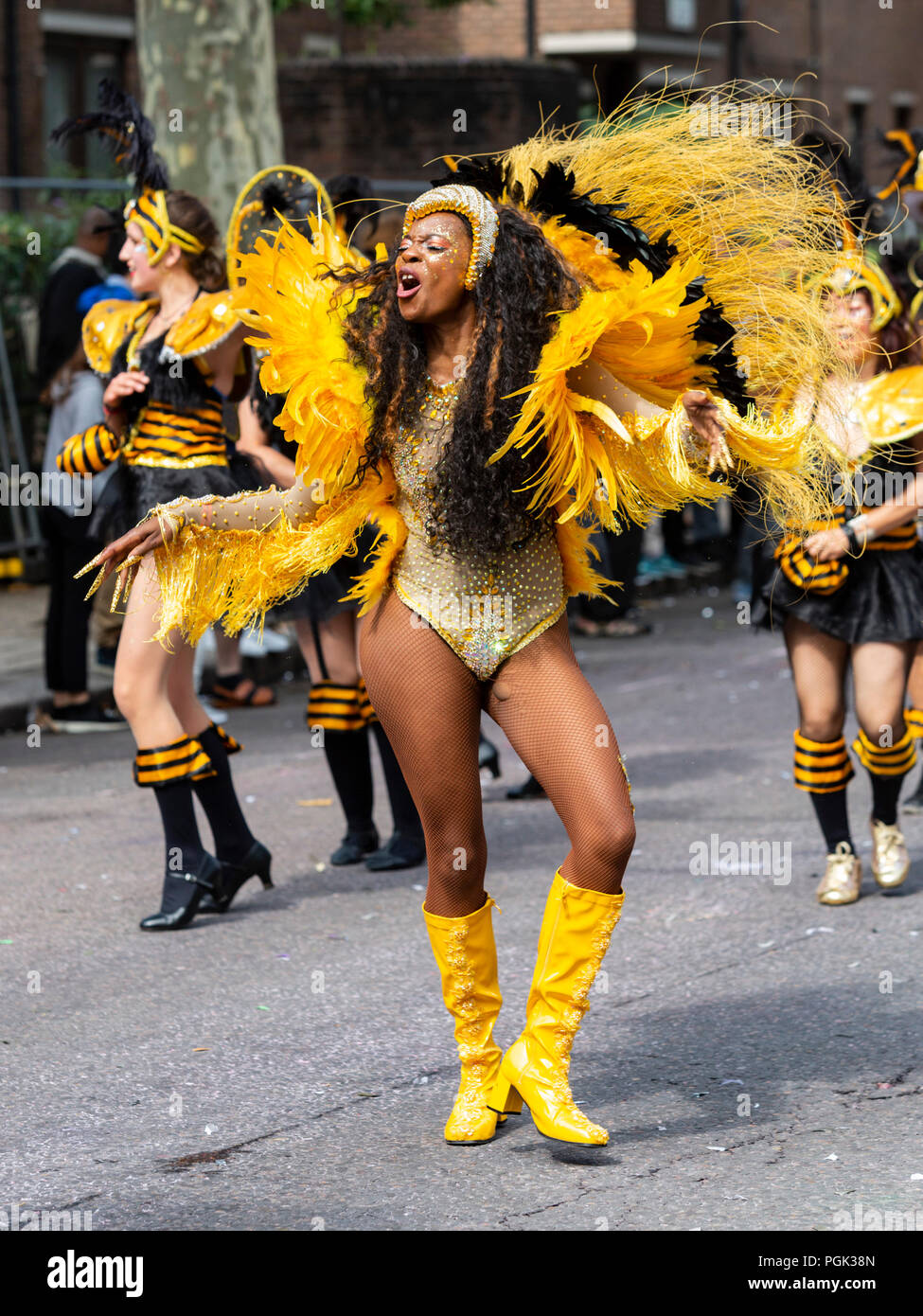 London, Vereinigtes Königreich. 27. August 2018. Tänzer aus dem Paraiso Schule von Samba an der Parade an der Notting Hill Carnival, Europas größtem Straßenfest. Foto: Bettina Strenske/Alamy leben Nachrichten Stockfoto
