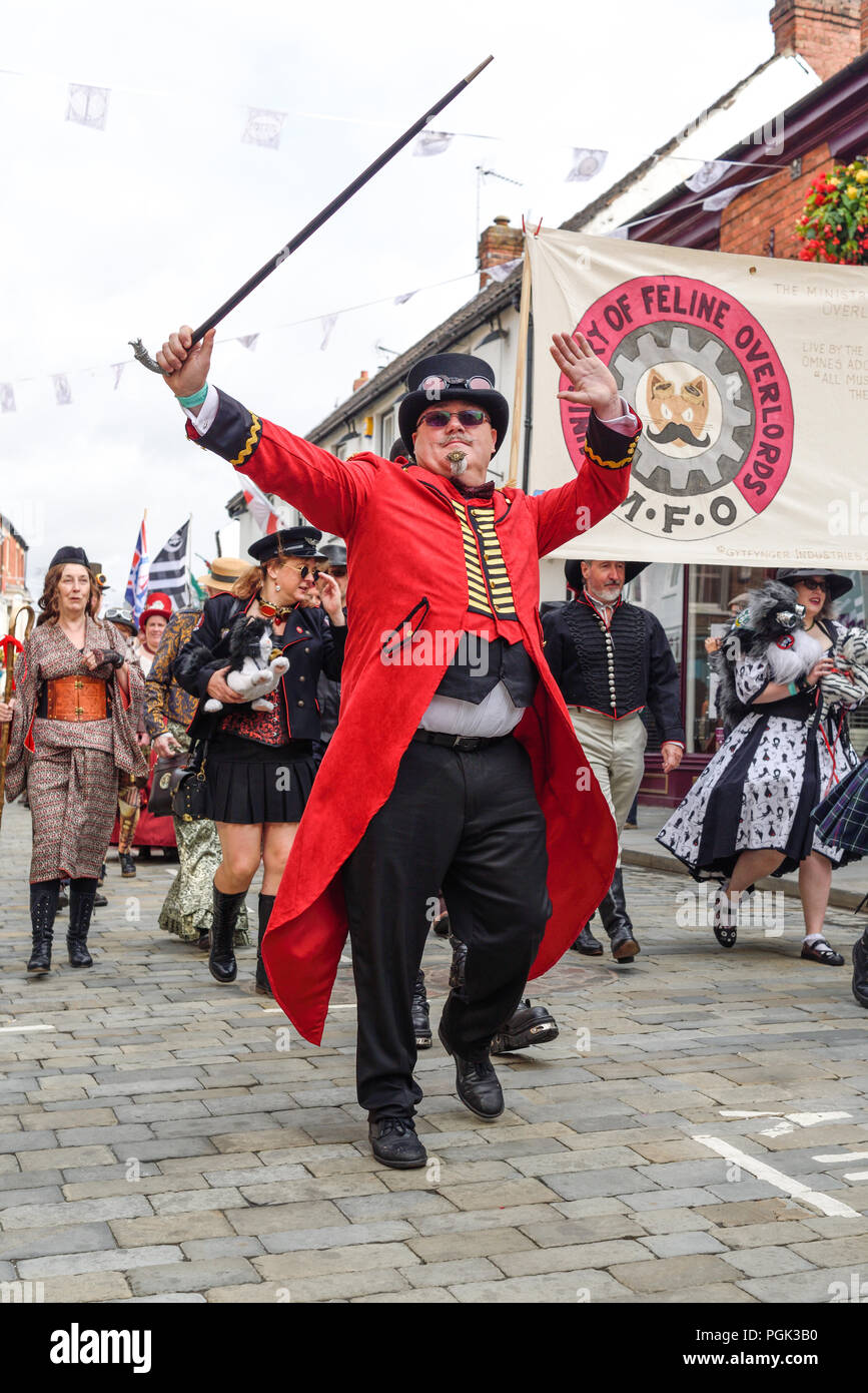 Lincoln, Großbritannien. 27. August 2018: Die größte steampunk Ereignis in der Welt findet dieses Wochenende viele Teilnehmer reisen aus Australien, USA, etc. Montag ist Parade Tag unten in Bailgate Lincoln Castle, Menschenmassen säumten die Straßen, um sie aufzumuntern. Credit: Ian Francis/Alamy leben Nachrichten Stockfoto