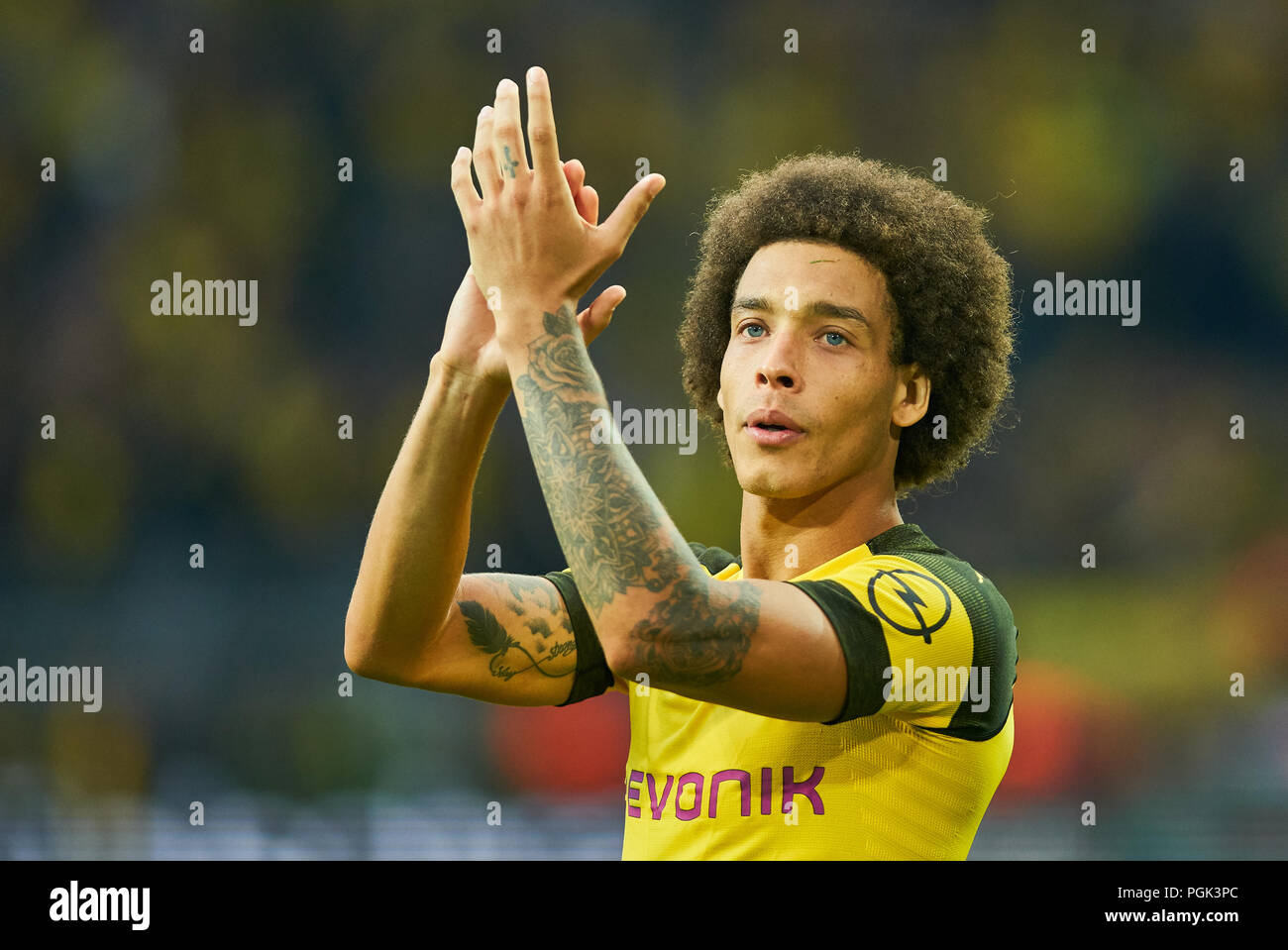 BVB-RB Leipzig Fussball, Dortmund, August 26, 2018 Axel WITSEL, BVB 28 Jubel, Freude, Emotionen, feiern, lachen, Jubeln, Jubeln, reißt die Arme, ballte die Faust, Lüfter, Borussia Dortmund - RB LEIPZIG 4-1 - DFL-Bestimmungen verbieten die Verwendung von Fotografien als BILDSEQUENZEN und/oder quasi-VIDEO - 1. Bundesliga, Dortmund, August 26, 2018, Saison 2018/2019, Spieltag 1, BVB, © Peter Schatz/Alamy leben Nachrichten Stockfoto