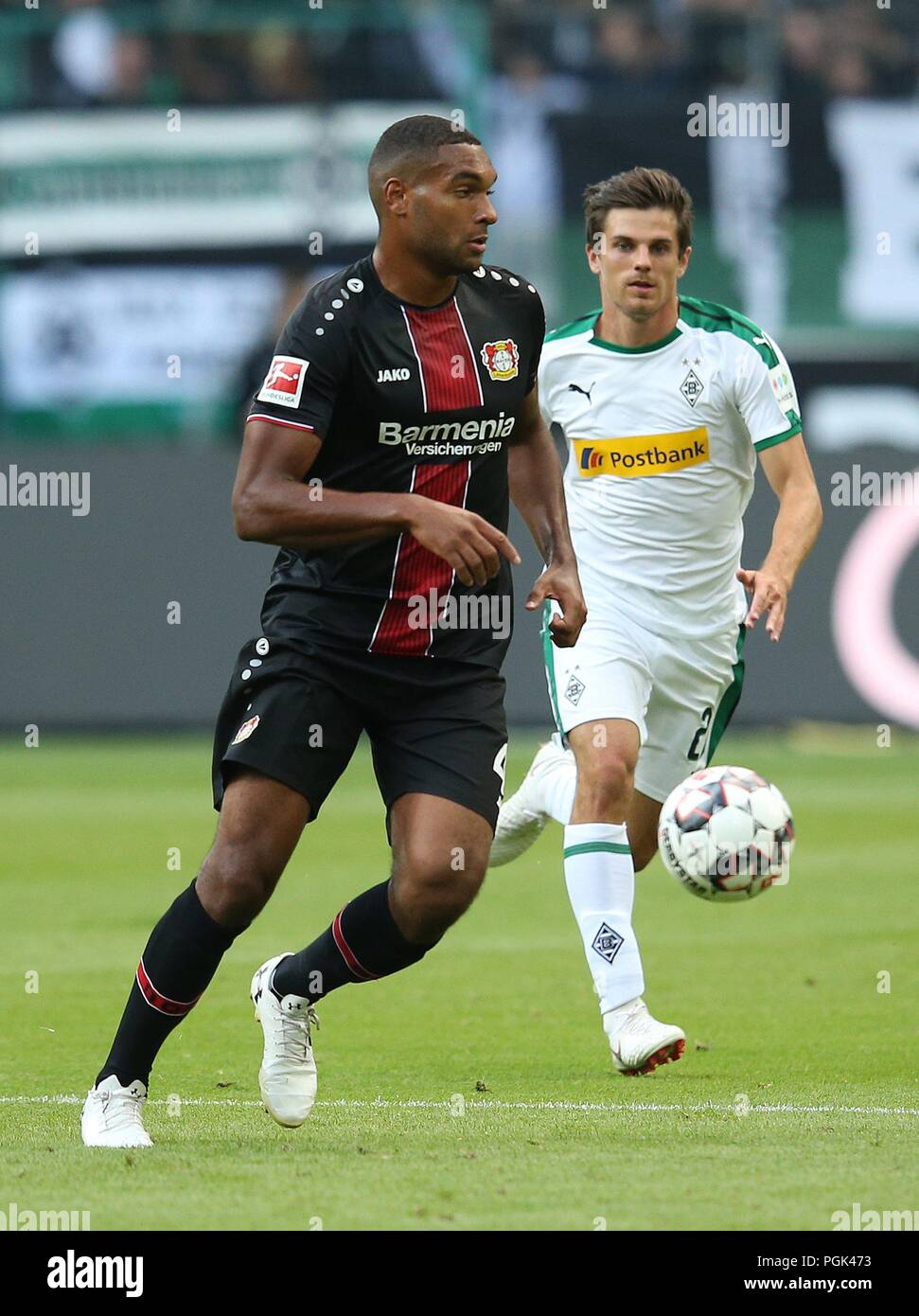 Firo: 25.08.2018, Fußball, 1.Bundesliga, Saison 2018/2019, Gladbach, Borussia Mönchengladbach - Bayer 04 Leverkusen, 2:0 Jonathan TAH, Leverkusen, Single Action | Verwendung weltweit Stockfoto