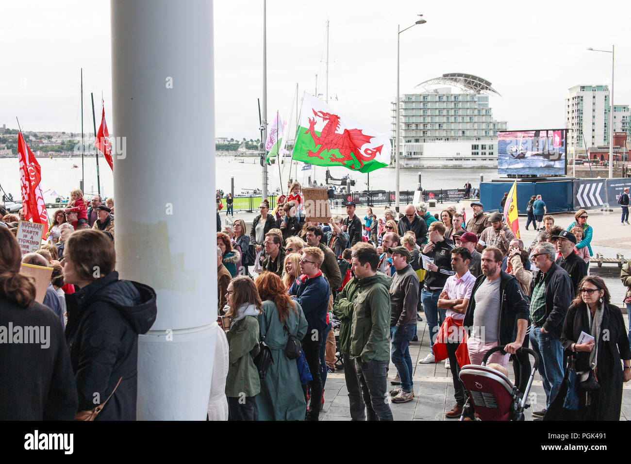 Cardiff, Großbritannien. 27 August, 2018. Ein Protest wurde außerhalb des Welsh Assembly Building (senedd) in Cardiff, mit rund 200 Menschen ihre Opposition gegen die Kernenergie Schlamm in Wales gedumpt Voicing statt. Die Lautsprecher an der Rallye enthalten: Jill Evans, iestyn Robert, Cian Ciaran, Cllr Nick Hodges, Richard Bramhall, Tim Richards und die umstrittene Neil McEvoy. Taz Rahman/Alamy leben Nachrichten Stockfoto