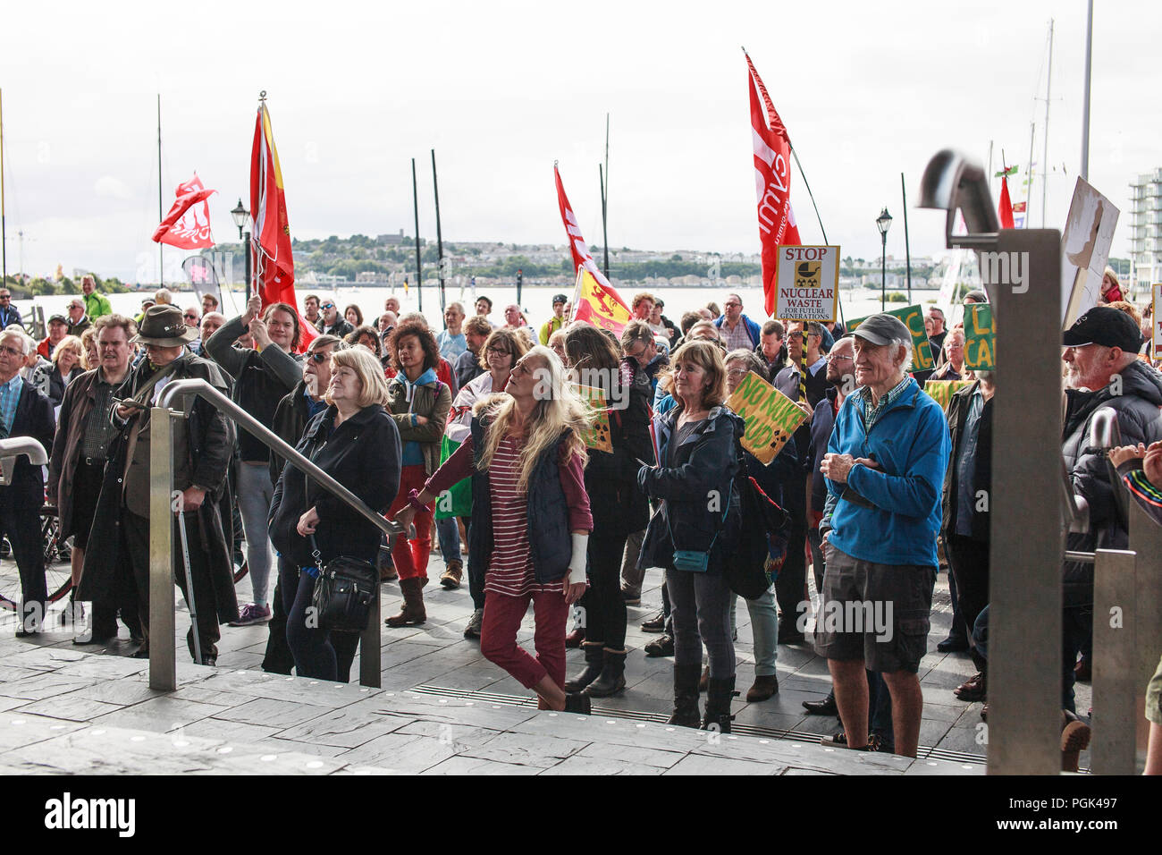 Cardiff, Großbritannien. 27 August, 2018. Ein Protest wurde außerhalb des Welsh Assembly Building (senedd) in Cardiff, mit rund 200 Menschen ihre Opposition gegen die Kernenergie Schlamm in Wales gedumpt Voicing statt. Die Lautsprecher an der Rallye enthalten: Jill Evans, iestyn Robert, Cian Ciaran, Cllr Nick Hodges, Richard Bramhall, Tim Richards und die umstrittene Neil McEvoy. Taz Rahman/Alamy leben Nachrichten Stockfoto