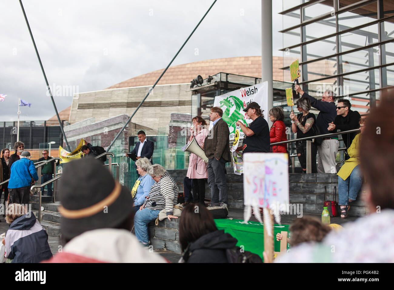 Cardiff, Großbritannien. 27 August, 2018. Ein Protest wurde außerhalb des Welsh Assembly Building (senedd) in Cardiff, mit rund 200 Menschen ihre Opposition gegen die Kernenergie Schlamm in Wales gedumpt Voicing statt. Die Lautsprecher an der Rallye enthalten: Jill Evans, iestyn Robert, Cian Ciaran, Cllr Nick Hodges, Richard Bramhall, Tim Richards und die umstrittene Neil McEvoy. Taz Rahman/Alamy leben Nachrichten Stockfoto