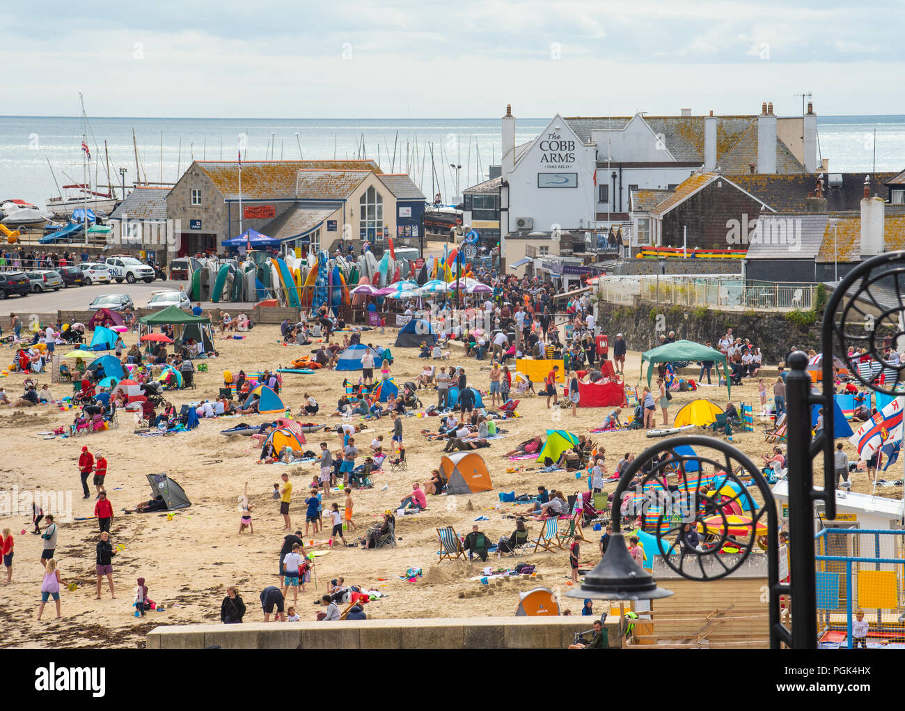 Lyme Regis, Dorset, Großbritannien. August 2018. UK Wetter: Urlauber und Strandbesucher packen den Strand im Badeort Lyme Regis, um bei den letzten Feiertagen vor Weihnachten heiße Sonneneinfälle zu genießen. Quelle: DWR/Alamy Live News Stockfoto