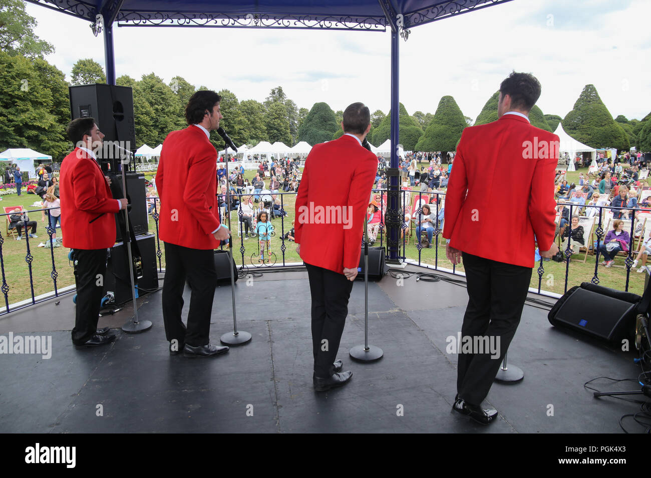 London, GB, 27. August 2018 Hampton Court Food Festival 2018, der Musikpavillon, waren Leute können Sie in Liegestühlen, begrüßte die Jersey Jungs, aus dem Vereinigten Königreich, den meisten angesehenen und geschätzten tribute Act mit dem mehrfach preisgekrönten smash hit musical Jersey Boys. Auch durchführen, überprüfen Sie eine für jeden Geschmack mit ein spannendes Repertoire Liste von Hits der 50er Jahre" zu aktuellen Chart toppers, und die Brennende Schuhe bringen gut Classic hits von Elvis Presley, Chuck Berry und B.B. bekannt König. @ Paul Quezada-Neiman/Alamy leben Nachrichten Stockfoto