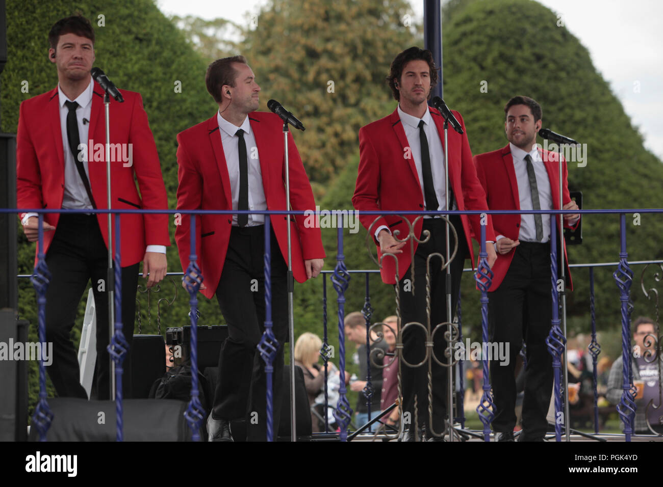 London, GB, 27. August 2018 Hampton Court Food Festival 2018, der Musikpavillon, waren Leute können Sie in Liegestühlen, begrüßte die Jersey Jungs, aus dem Vereinigten Königreich, den meisten angesehenen und geschätzten tribute Act mit dem mehrfach preisgekrönten smash hit musical Jersey Boys. Auch durchführen, überprüfen Sie eine für jeden Geschmack mit ein spannendes Repertoire Liste von Hits der 50er Jahre" zu aktuellen Chart toppers, und die Brennende Schuhe bringen gut Classic hits von Elvis Presley, Chuck Berry und B.B. bekannt König. @ Paul Quezada-Neiman/Alamy leben Nachrichten Stockfoto