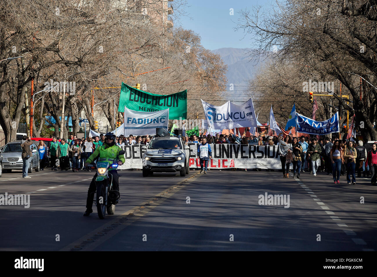 MENDOZA, Argentinien, 27. August 2018. Protest für Schnitte, Lehrern, Gewerkschaften und Studenten versammelt, um Anspruch auf die Änderungen in der Resolution 2010 der Generaldirektion für Schulen (DGE) und das Personal der Nationalen Universität Cuyo auch einen Streik um eine Gehaltserhöhung und Kürzungen im Haushalt der Universität protestiert., Buergerlichen Haus der Stadt Mendoza, Mendoza. Foto: Axel Lloret/www.allofotografia.com Stockfoto