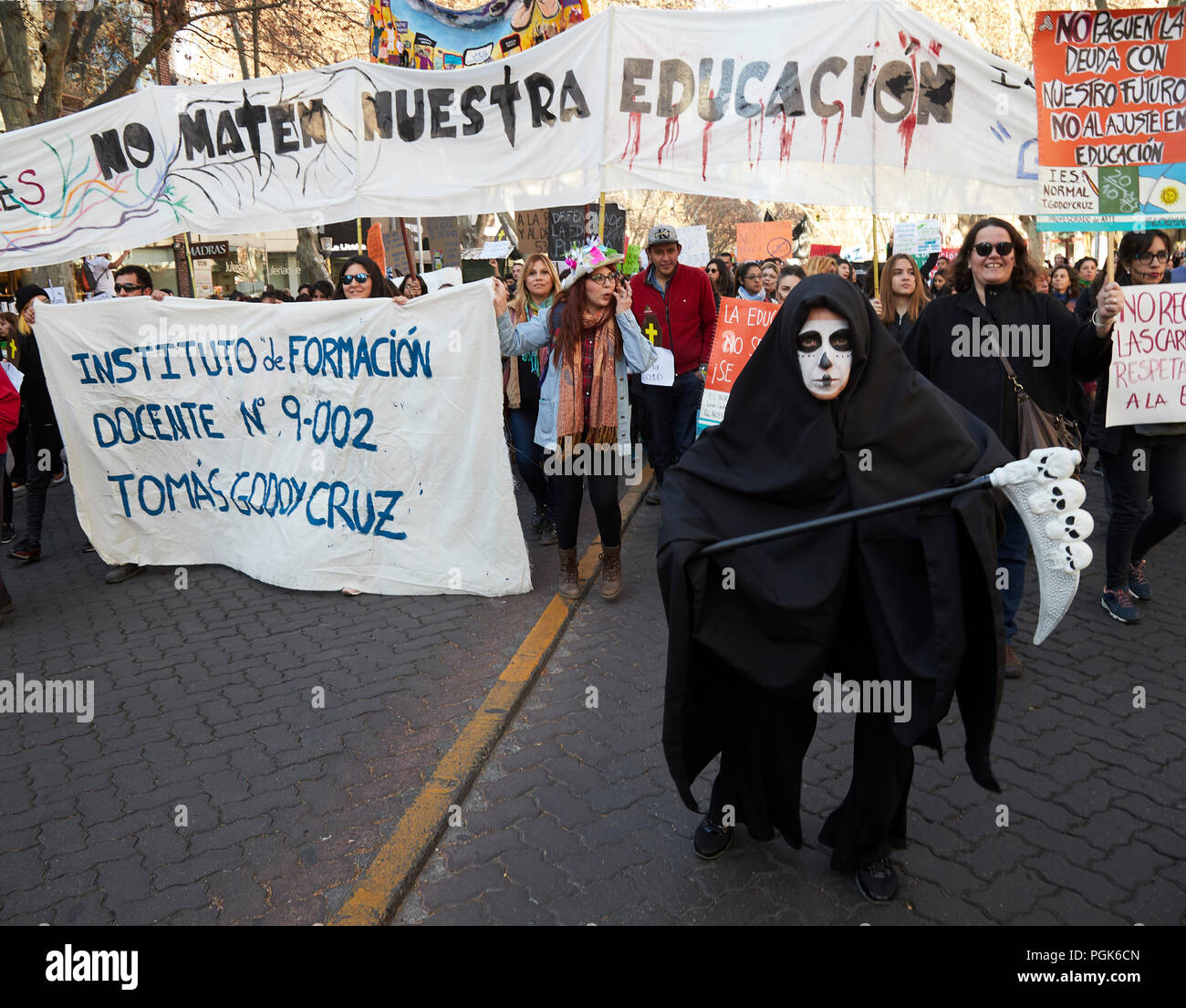 MENDOZA, Argentinien, 27. August 2018. Protest für Schnitte, Lehrern, Gewerkschaften und Studenten versammelt, um Anspruch auf die Änderungen in der Resolution 2010 der Generaldirektion für Schulen (DGE) und das Personal der Nationalen Universität Cuyo auch einen Streik um eine Gehaltserhöhung und Kürzungen im Haushalt der Universität protestiert., Buergerlichen Haus der Stadt Mendoza, Mendoza. Foto: Axel Lloret/www.allofotografia.com Stockfoto