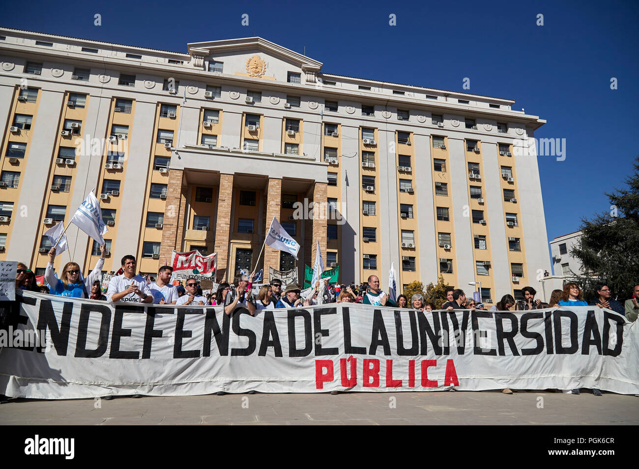 MENDOZA, Argentinien, 27. August 2018. Protest für Schnitte, Lehrern, Gewerkschaften und Studenten versammelt, um Anspruch auf die Änderungen in der Resolution 2010 der Generaldirektion für Schulen (DGE) und das Personal der Nationalen Universität Cuyo auch einen Streik um eine Gehaltserhöhung und Kürzungen im Haushalt der Universität protestiert., Buergerlichen Haus der Stadt Mendoza, Mendoza. Foto: Axel Lloret/www.allofotografia.com Stockfoto