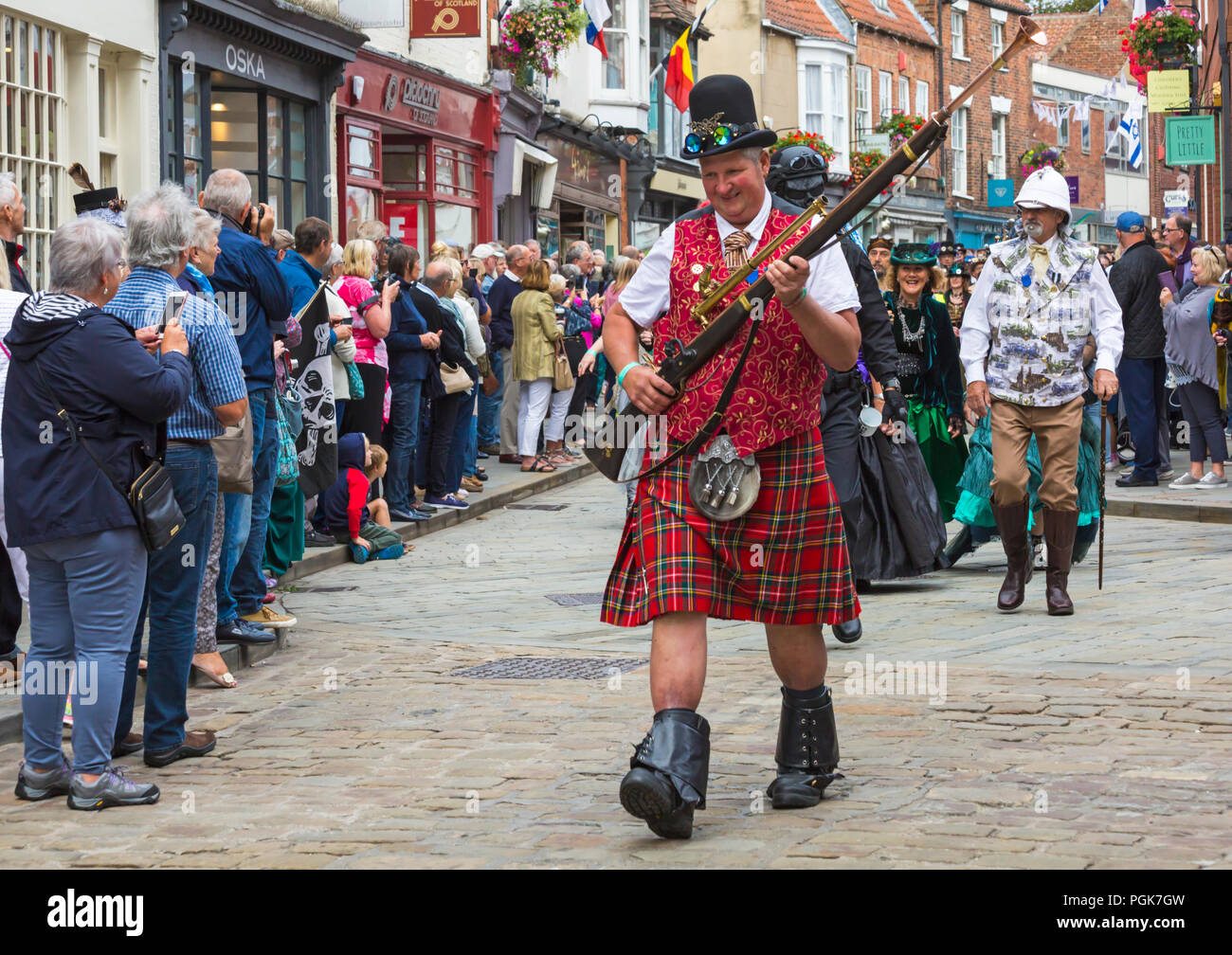 Lincoln, Großbritannien. 27th August 2018. Das Asylum Steampunk Festival in Lincoln zieht in seinen 10th Jahren Besucher aus der ganzen Welt an. Das größte und längste Steampunk-Festival in Europa feiert eine dampfbetriebene Welt Ende des 19th. Jahrhunderts, die sich im viktorianischen Stil mit Accessoires kleidet, die wie Teile von Maschinen, Zahnrädern und Zahnrädern aussehen. Menschenmengen beobachten die Parade. Kredit: Carolyn Jenkins/Alamy Live Nachrichten - Steampunk Mode, Steampunk Kleidung Stockfoto