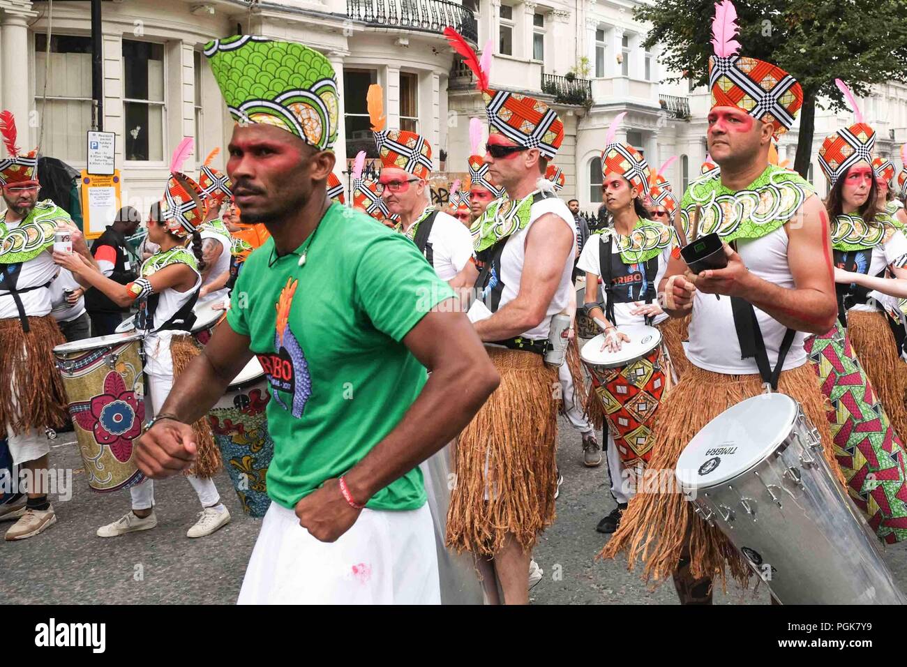 London, 27. August 2018. Karneval Tänzer und Performer am zweiten Tag der Notting Hill Carnival Parade in London. Credit: Claire Doherty/Alamy leben Nachrichten Stockfoto