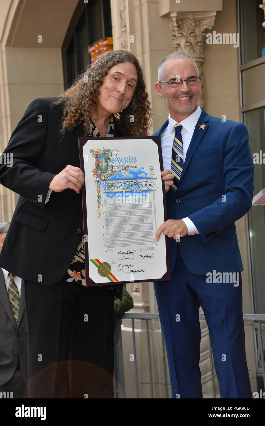 LOS ANGELES, Ca. 27. August 2018: Weird Al Yankovic & Mitch O'Farrell auf dem Hollywood Walk of Fame Star Zeremonie zu Ehren "Weird Al" Yankovic. Stockfoto