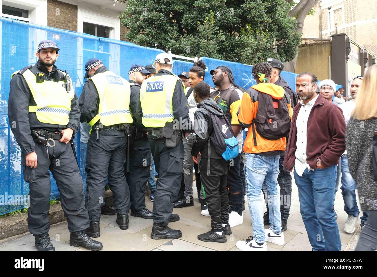 London, Großbritannien. 27. August 2018. Met Polizei stoppt und junge Männer am zweiten Tag der Notting Hill Carnival suchen. Der zweite Tag der Notting Hill Carnival hat unter einem Abschnitt 60 Um für den ganzen Tag gestellt worden. Abschnitt 60 gibt die Polizei die Kraft, Menschen zu suchen. Quelle: Claire Doherty/Alamy leben Nachrichten Stockfoto