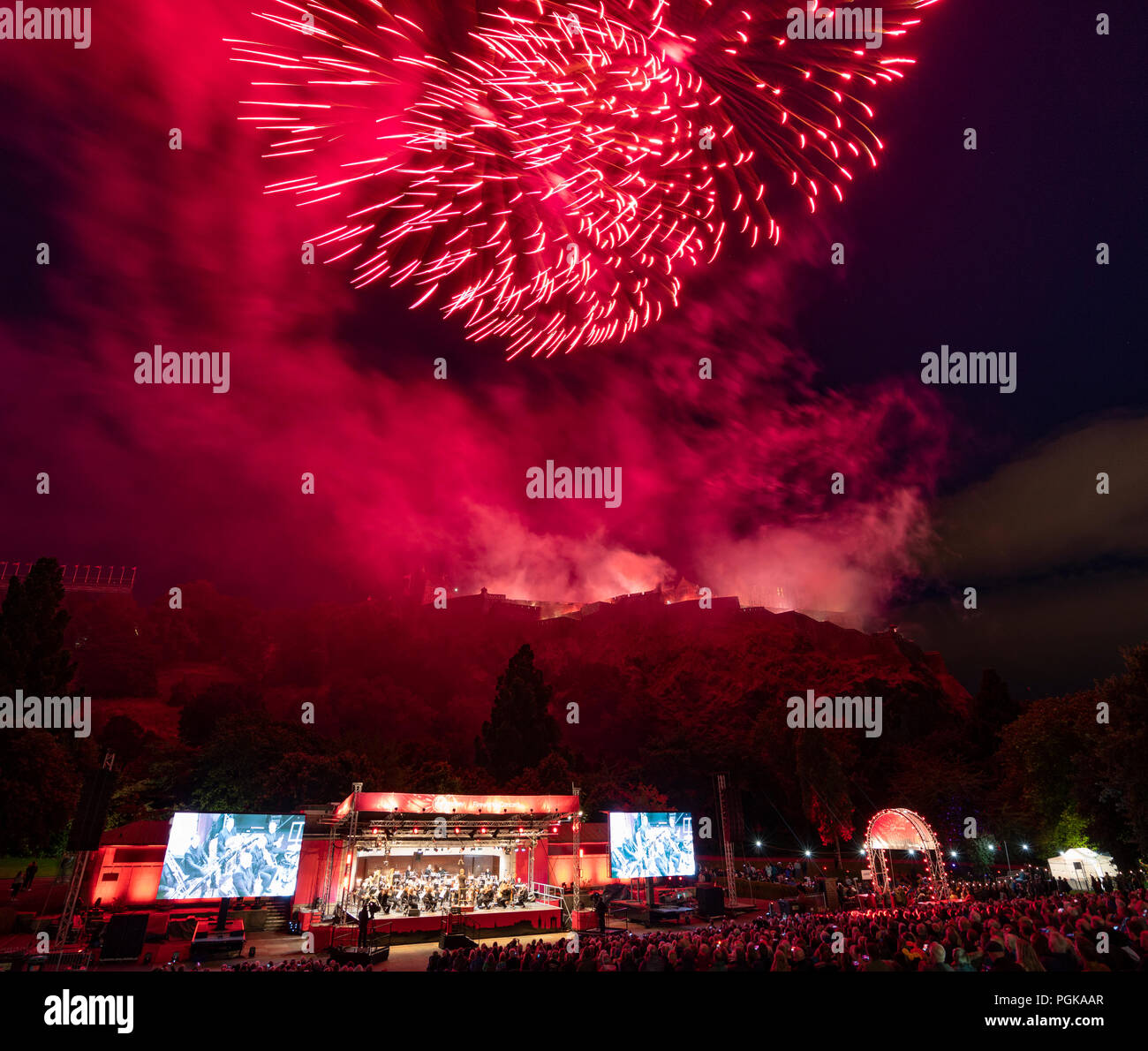 Edinburgh, Schottland, Großbritannien. 27 August, 2018. Das Edinburgh International Festival schloss mit der Virgin Money Feuerwerk Konzert in der Princes Street Gardens vor der Kulisse des Edinburgh Castle. Musik von der Scottish Chamber Orchestra spielen die Planeten von Gustav Holst. Credit: Iain Masterton/Alamy leben Nachrichten Stockfoto