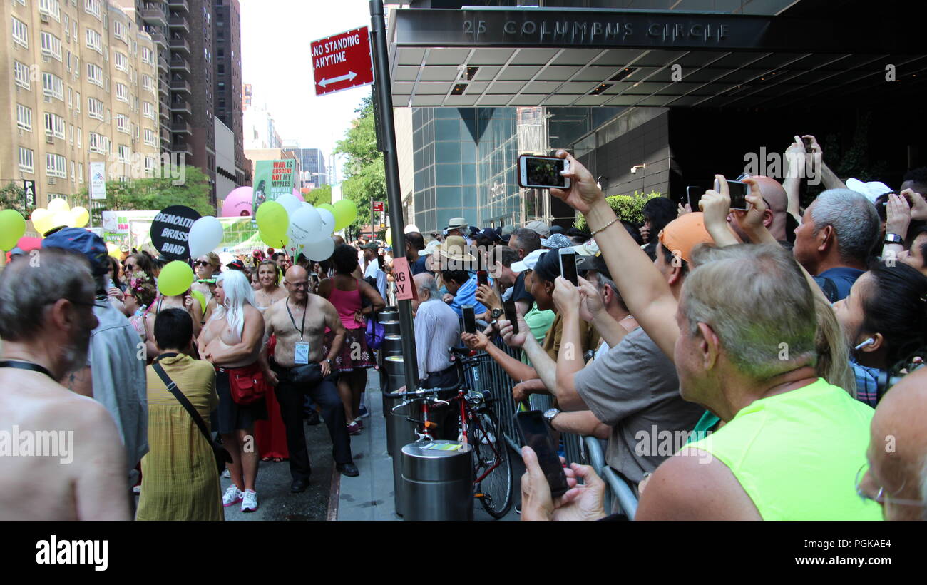 Manhattan, USA. Sonntag, August 26, 2018 12:30 Uhr Midtown Manhattan - 58th St./Broadway gehen Topless Day Parade eine grosse Gruppe von Frauen marschierten Broadway in ein Erscheinen der Unterstützung für die Rechtmäßigkeit der Frauen oben ohne in New York City. Die Polizei hatte eine Masse von nicht-zertifizierten Fotografen und gawkers weg von der Straße und aus der Art und Weise der Parade zu halten. Zusätzliche Offiziere waren aufgerufen, sich an der Kontrolle der Massen zu unterstützen. Offiziere können gehört und brüllen sich aufhalten und ihnen eindringlich Begleitung von Frauen gesehen werden. Credit: SCOOTERCASTER/Alamy leben Nachrichten Stockfoto