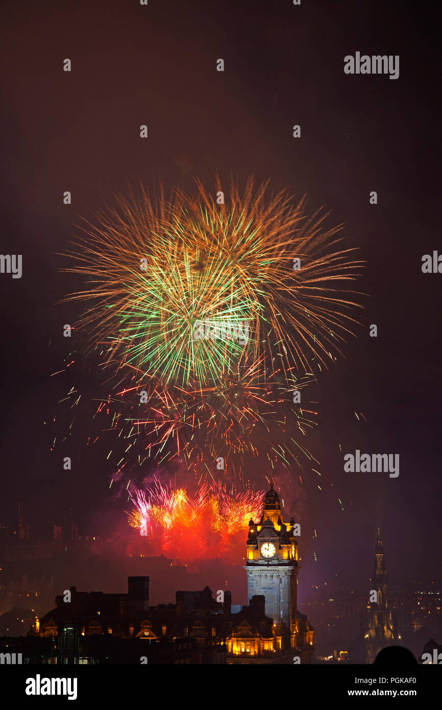 Edinburgh, Schottland, Großbritannien. 27. August 2018. Edinburgh Festival Virgin Money Feuerwerk Konzert und Display über Schloss und die Princes Street Gardens bis zum Ende des 2018 Ereignis markieren. Von Calton Hill mit Uhrturm im Vordergrund fotografiert. Stockfoto