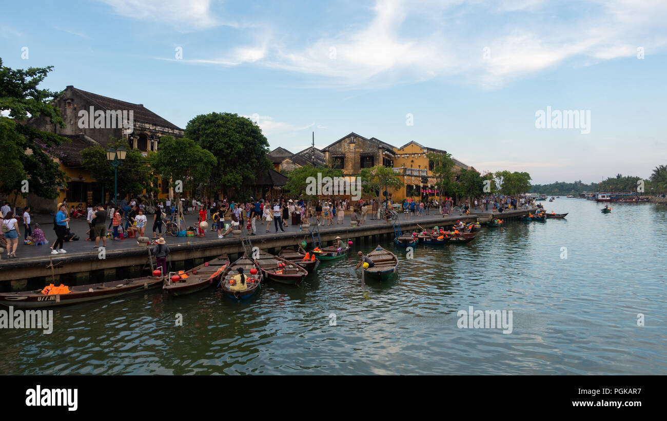 Nacht Flussblick mit schwimmenden Laternen und Boote. Hoi An, einmal als Faifo bekannt. Hoian ist eine Stadt in Vietnam Quang Nam Provinz und seit 1999 ein Stockfoto